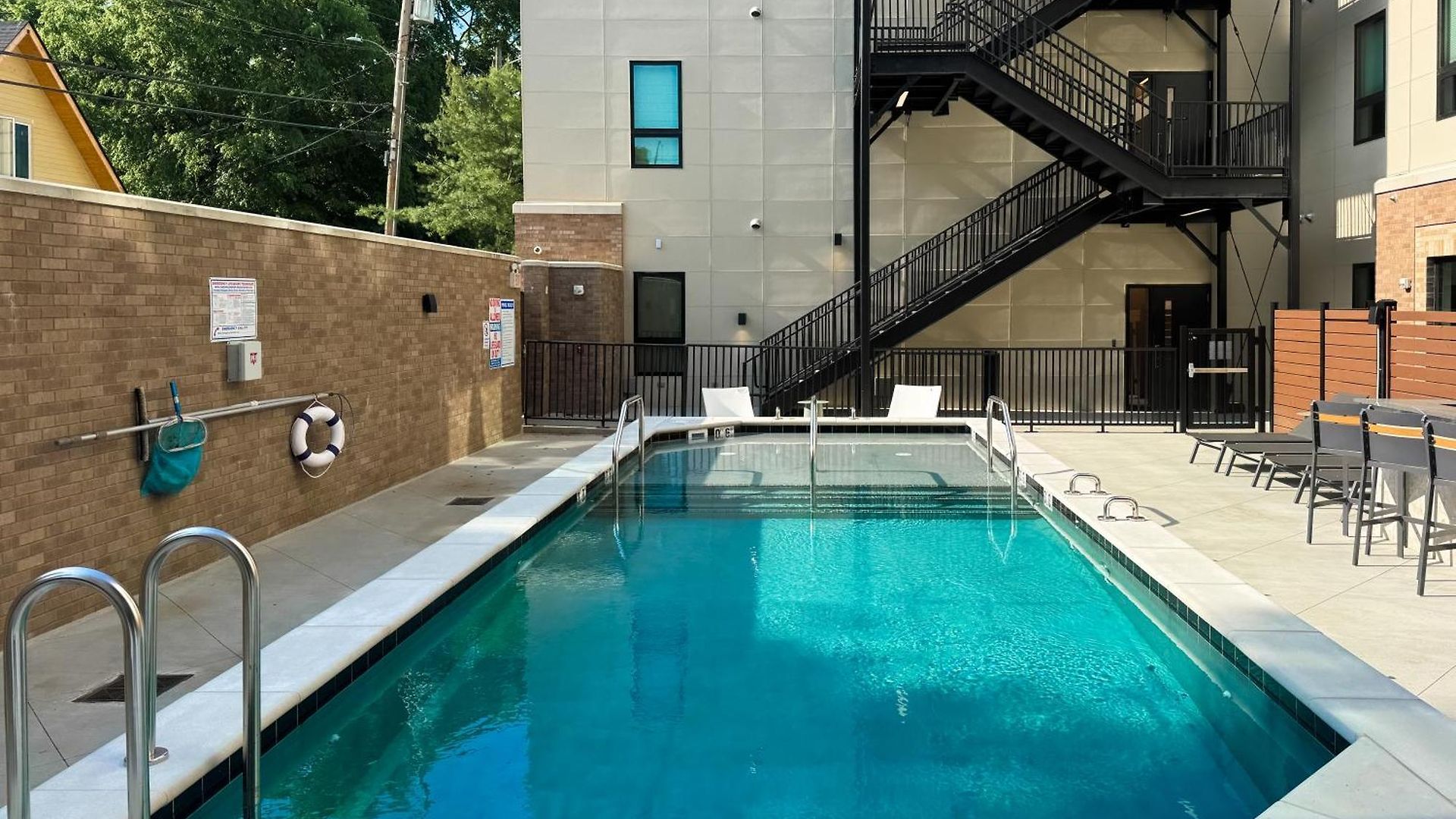Let Er Buck On Music Row, Mins To Broadway With Pool, Gym, Balcony * Nashville