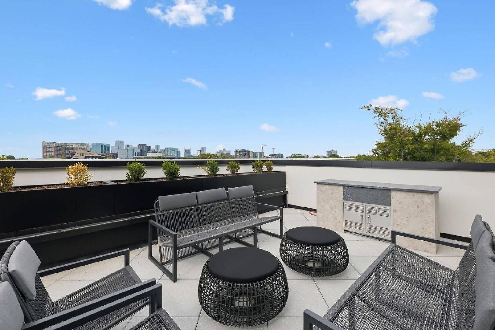 Let Er Buck On Music Row, Mins To Broadway With Pool, Gym, Balcony *