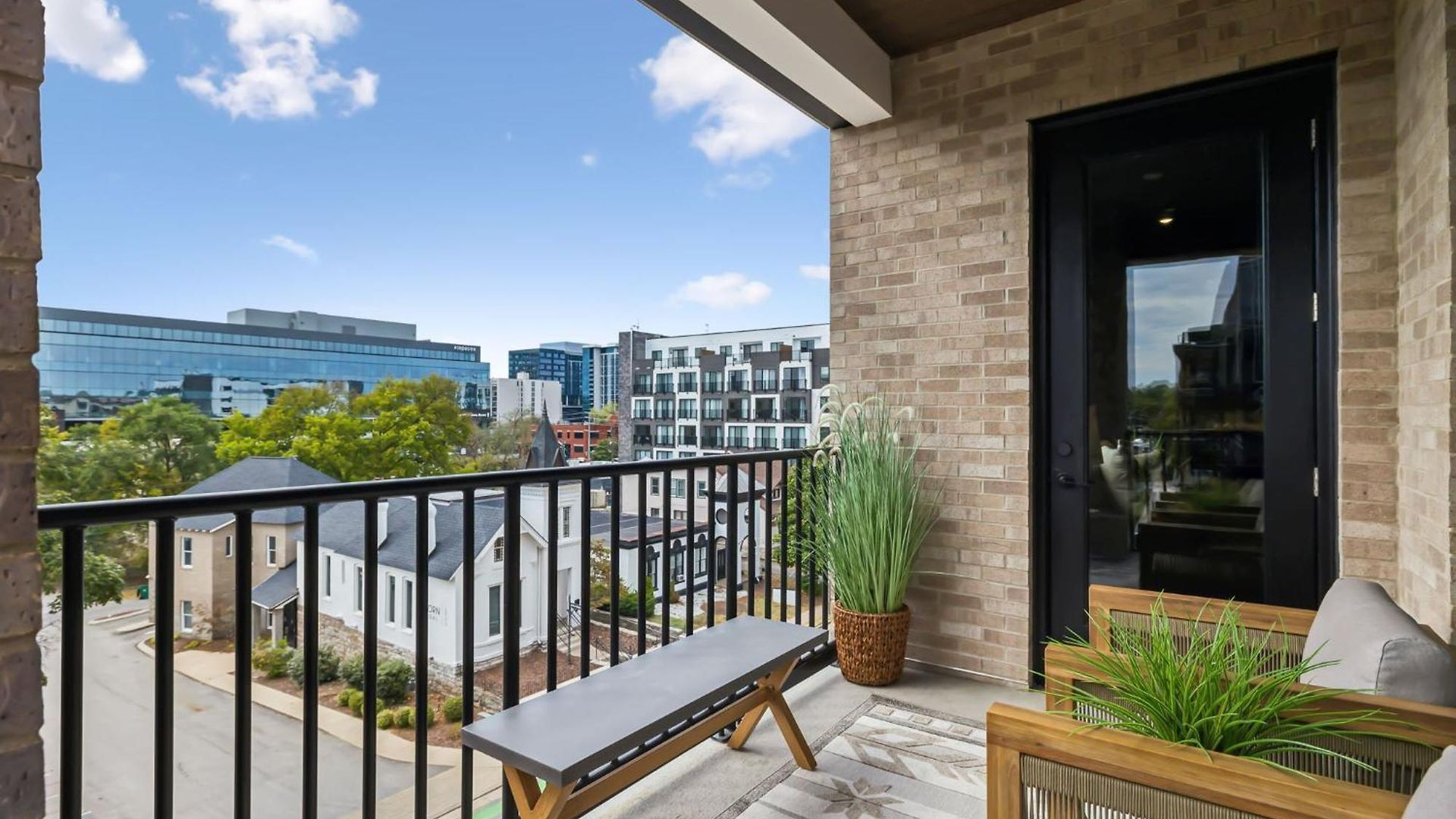 Let Er Buck On Music Row, Mins To Broadway With Pool, Gym, Balcony Holiday home Nashville