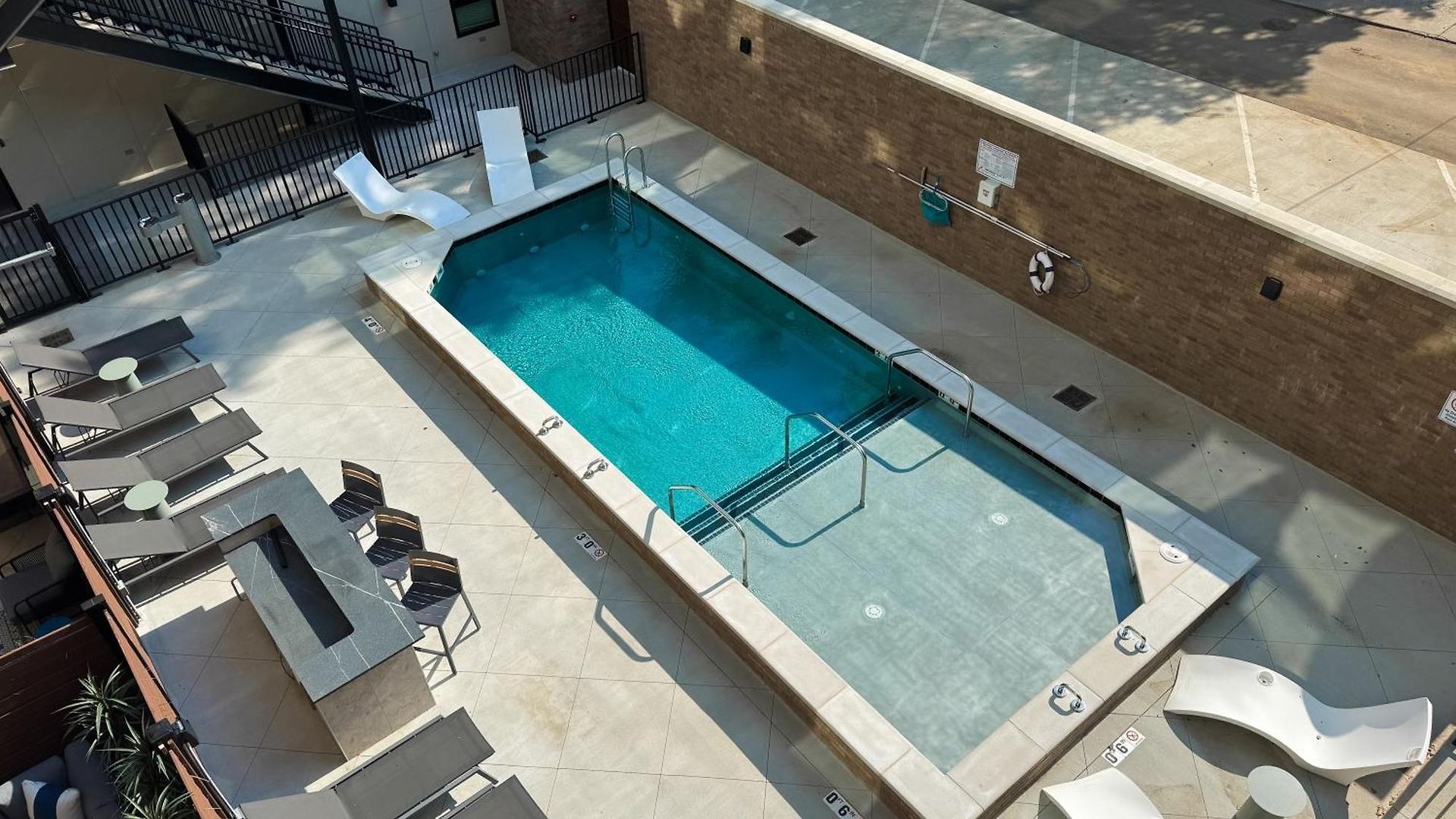 Let Er Buck On Music Row, Mins To Broadway With Pool, Gym, Balcony Holiday home