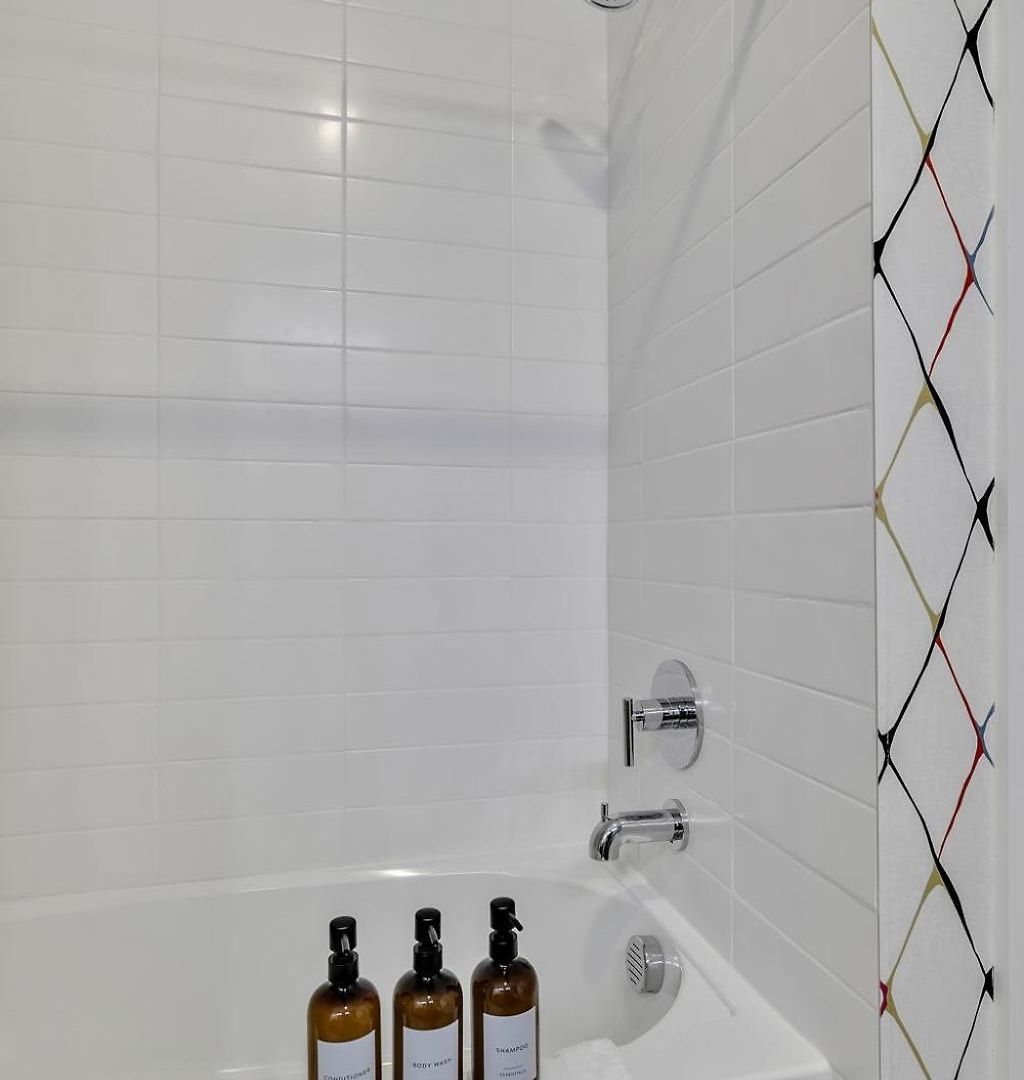 Boots On Broadway In Downtown With Parking, Pool, Gym Apartment *