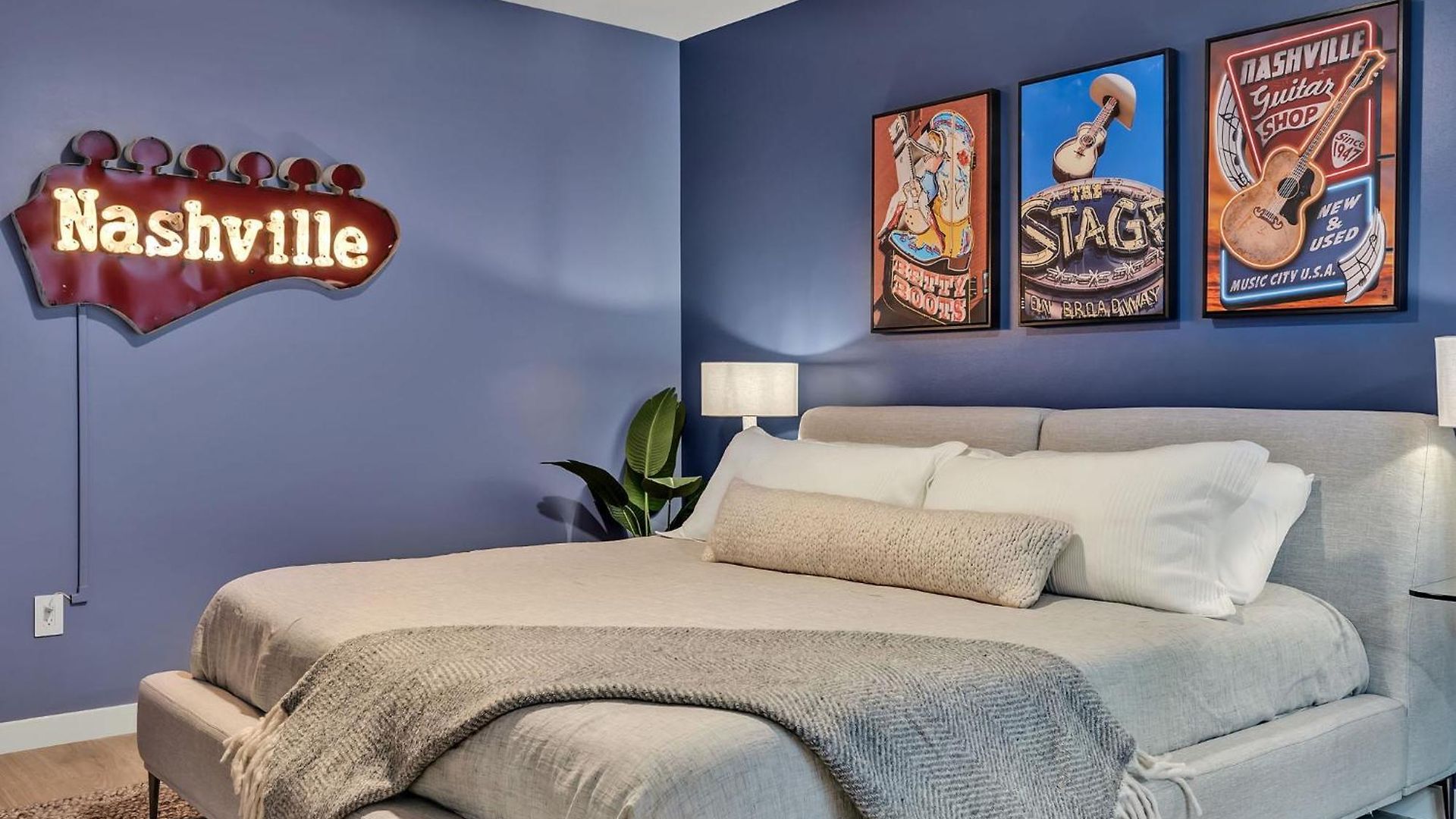 Boots On Broadway In Downtown With Parking, Pool, Gym * Nashville