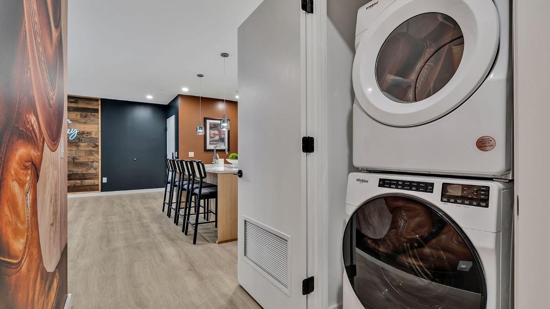 Boots On Broadway In Downtown With Parking, Pool, Gym Apartment