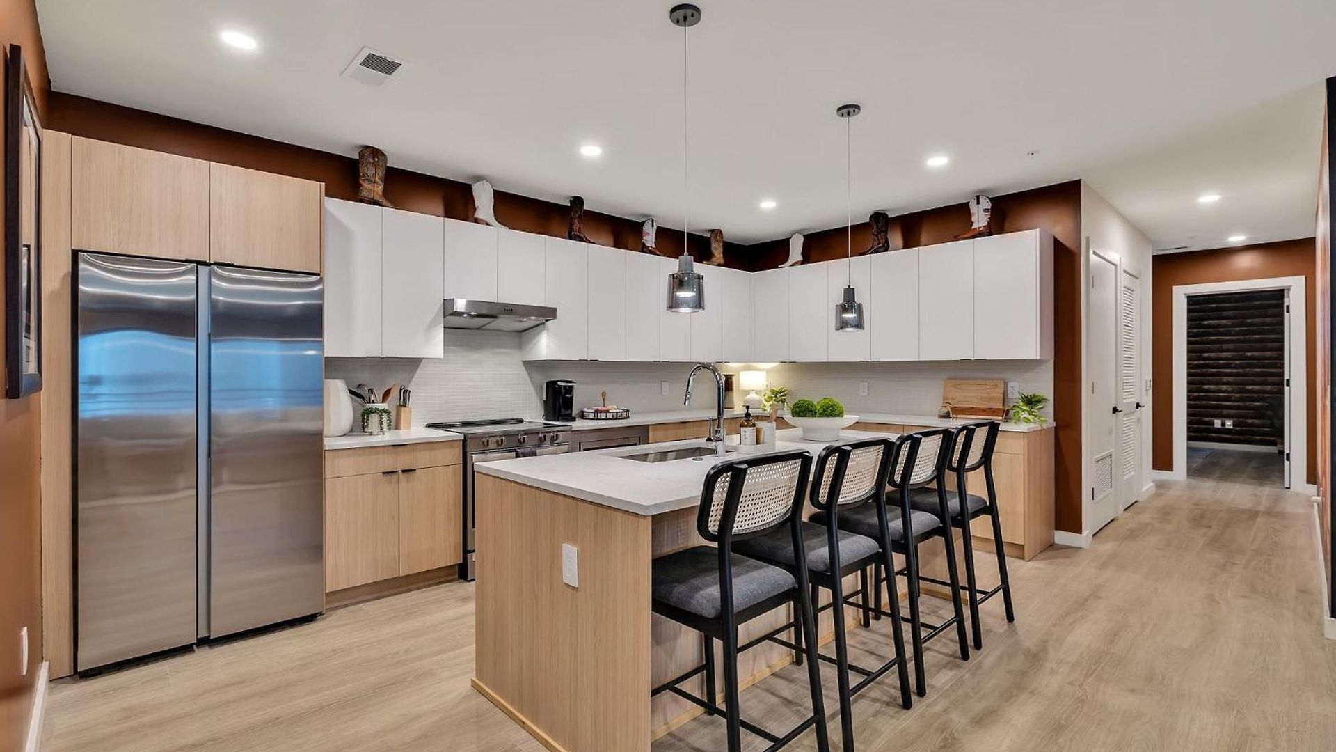 Boots On Broadway In Downtown With Parking, Pool, Gym *