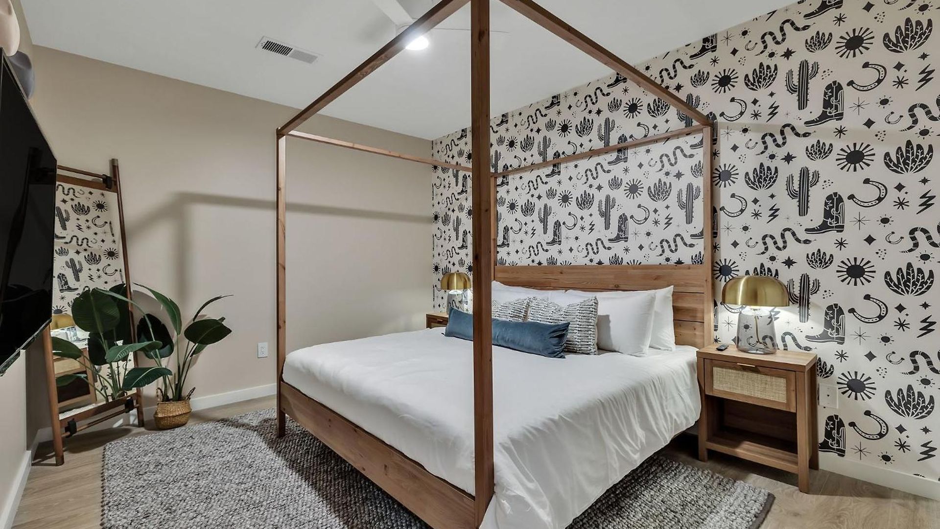 Boots On Broadway In Downtown With Parking, Pool, Gym Apartment