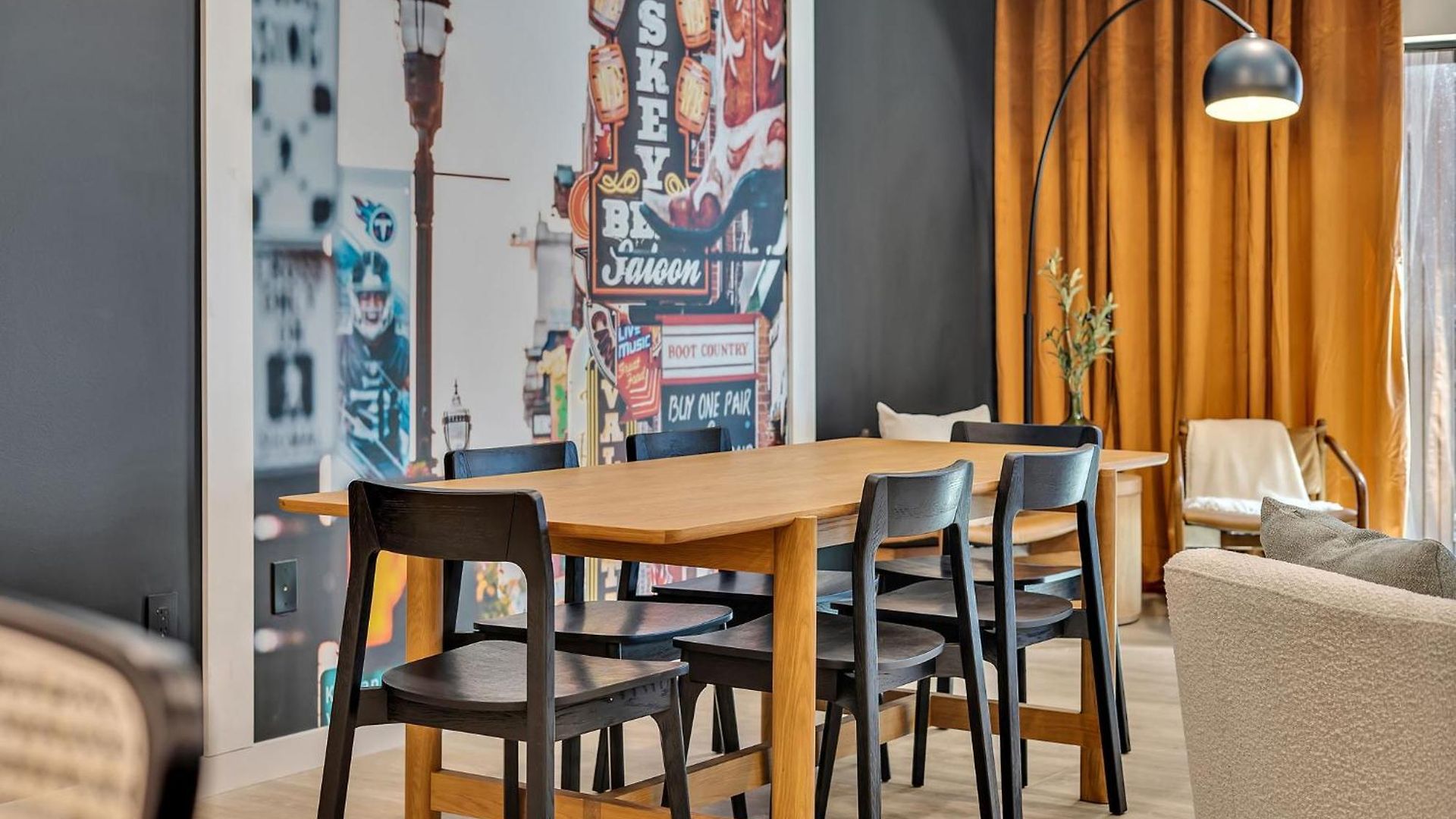 Boots On Broadway In Downtown With Parking, Pool, Gym Apartment *