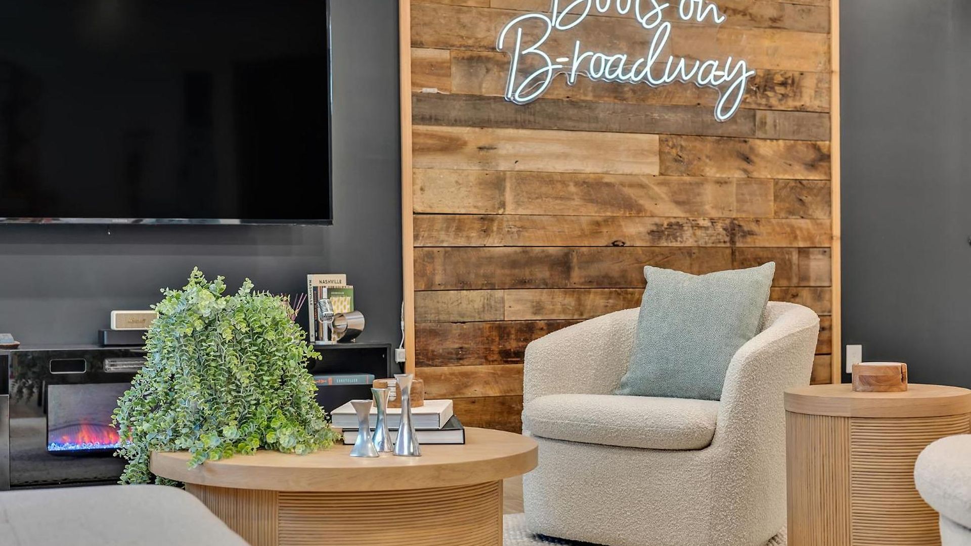 Apartment Boots On Broadway In Downtown With Parking, Pool, Gym Nashville