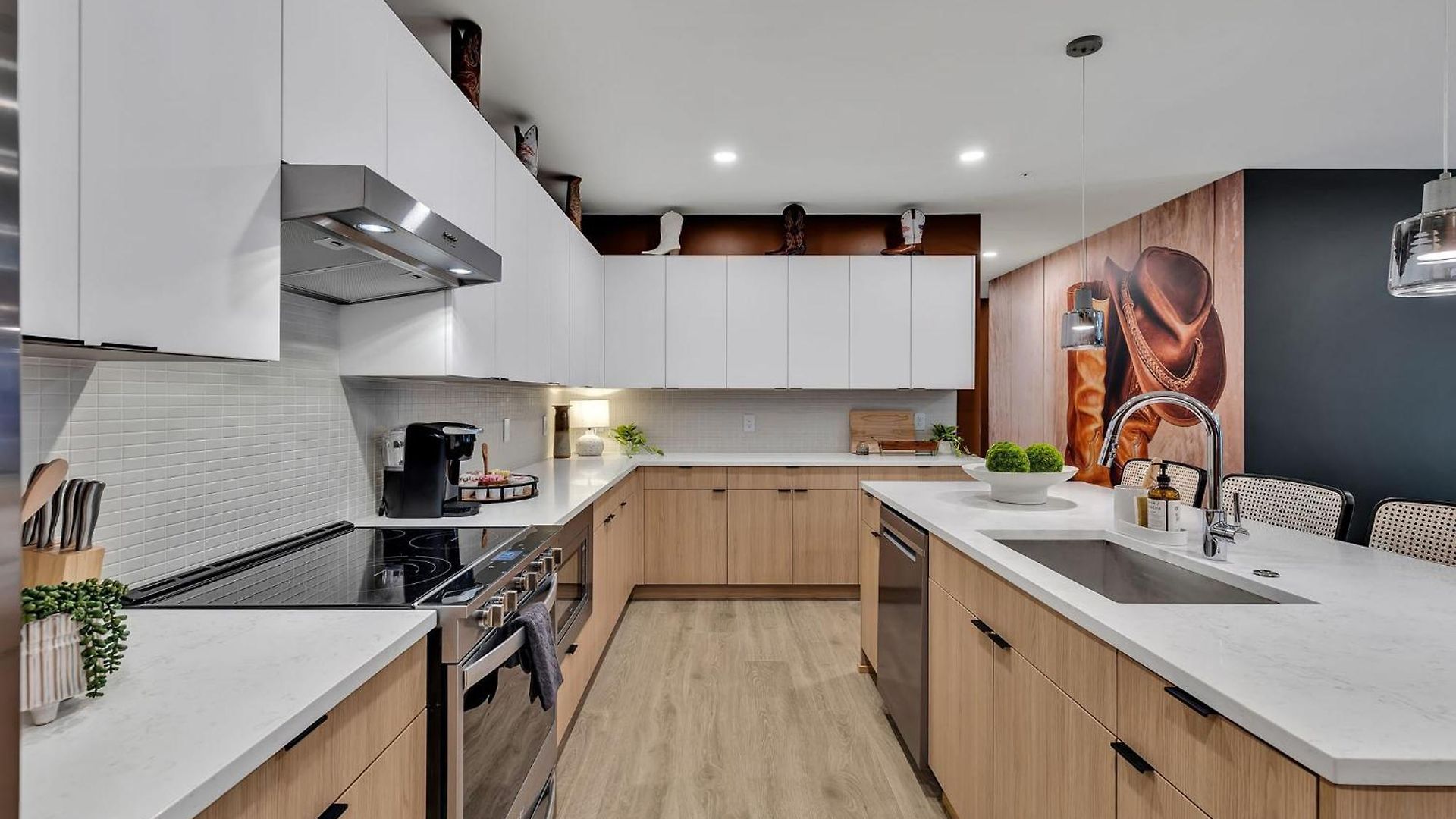 Apartment Boots On Broadway In Downtown With Parking, Pool, Gym