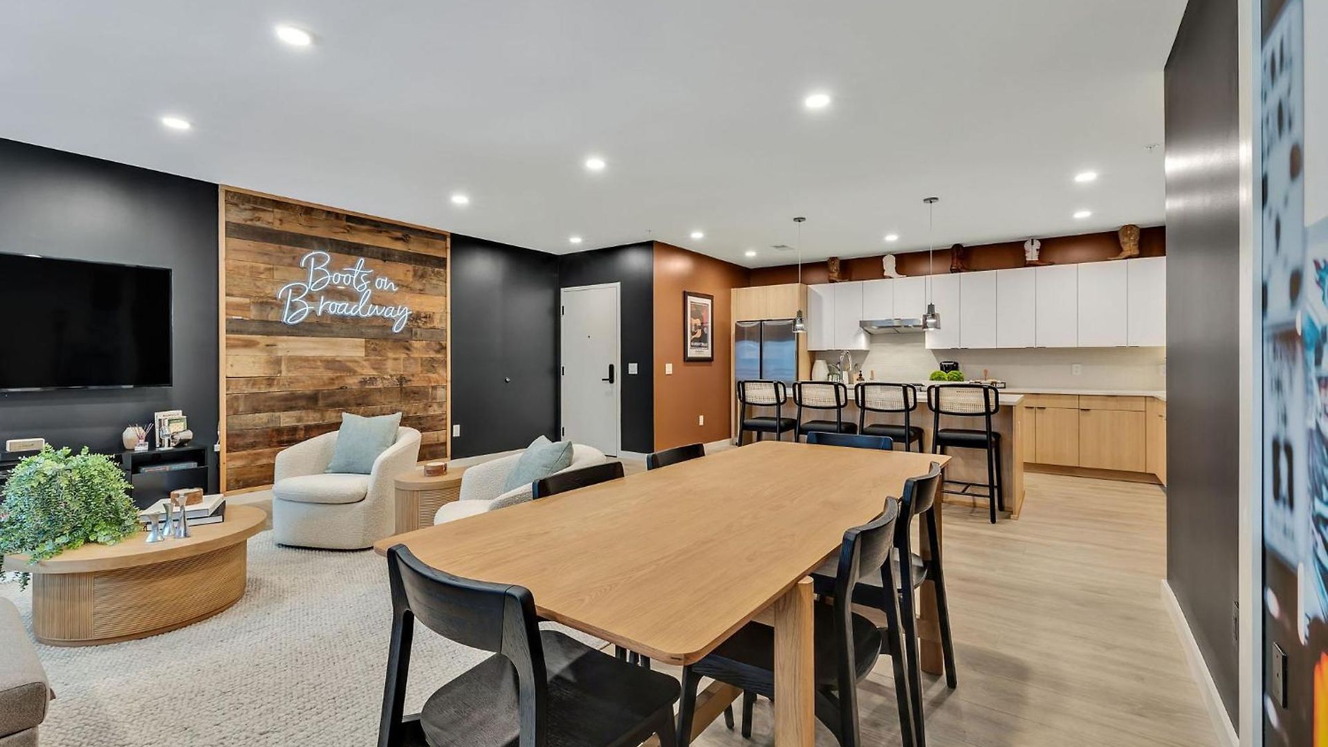 Apartment Boots On Broadway In Downtown With Parking, Pool, Gym Nashville