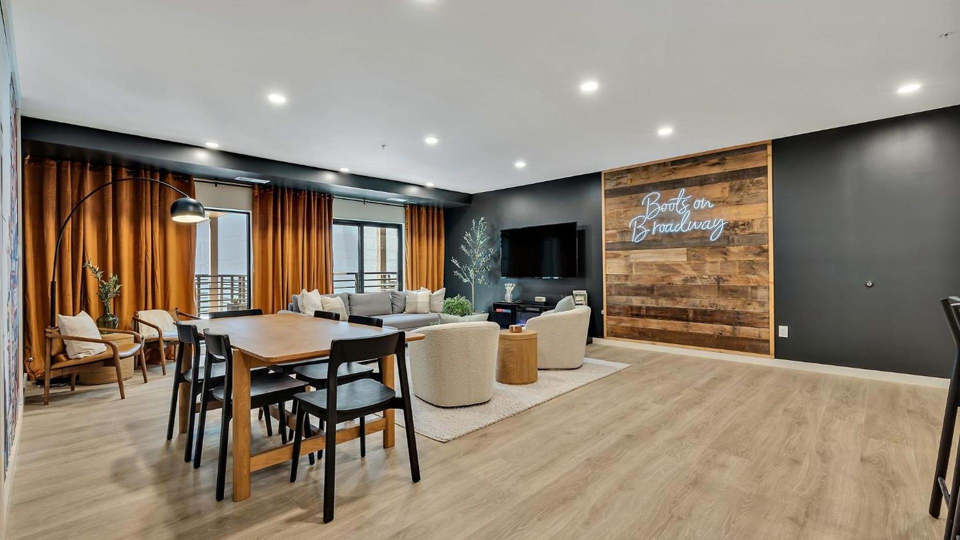 Boots On Broadway In Downtown With Parking, Pool, Gym Apartment