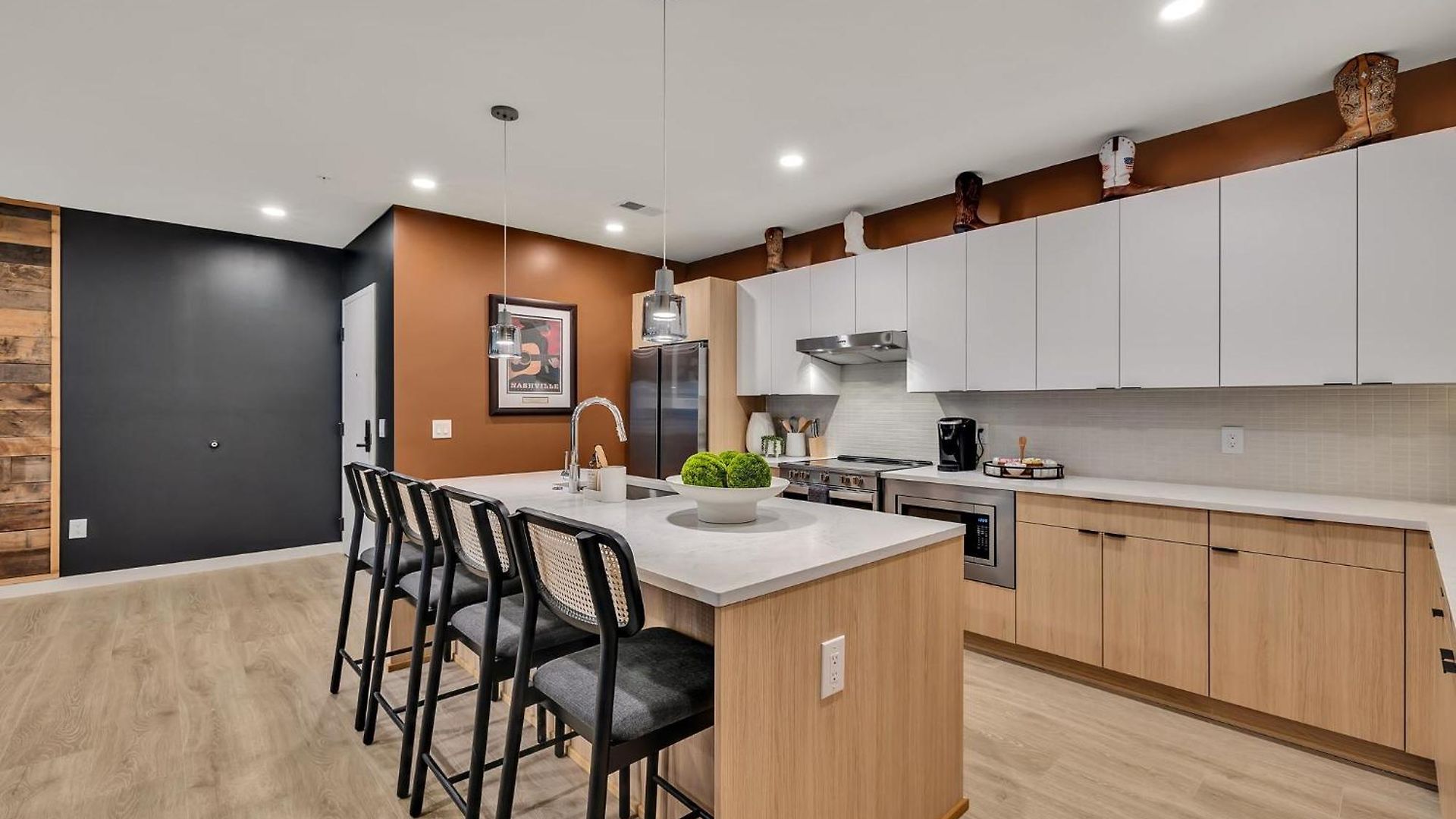 Boots On Broadway In Downtown With Parking, Pool, Gym * Nashville
