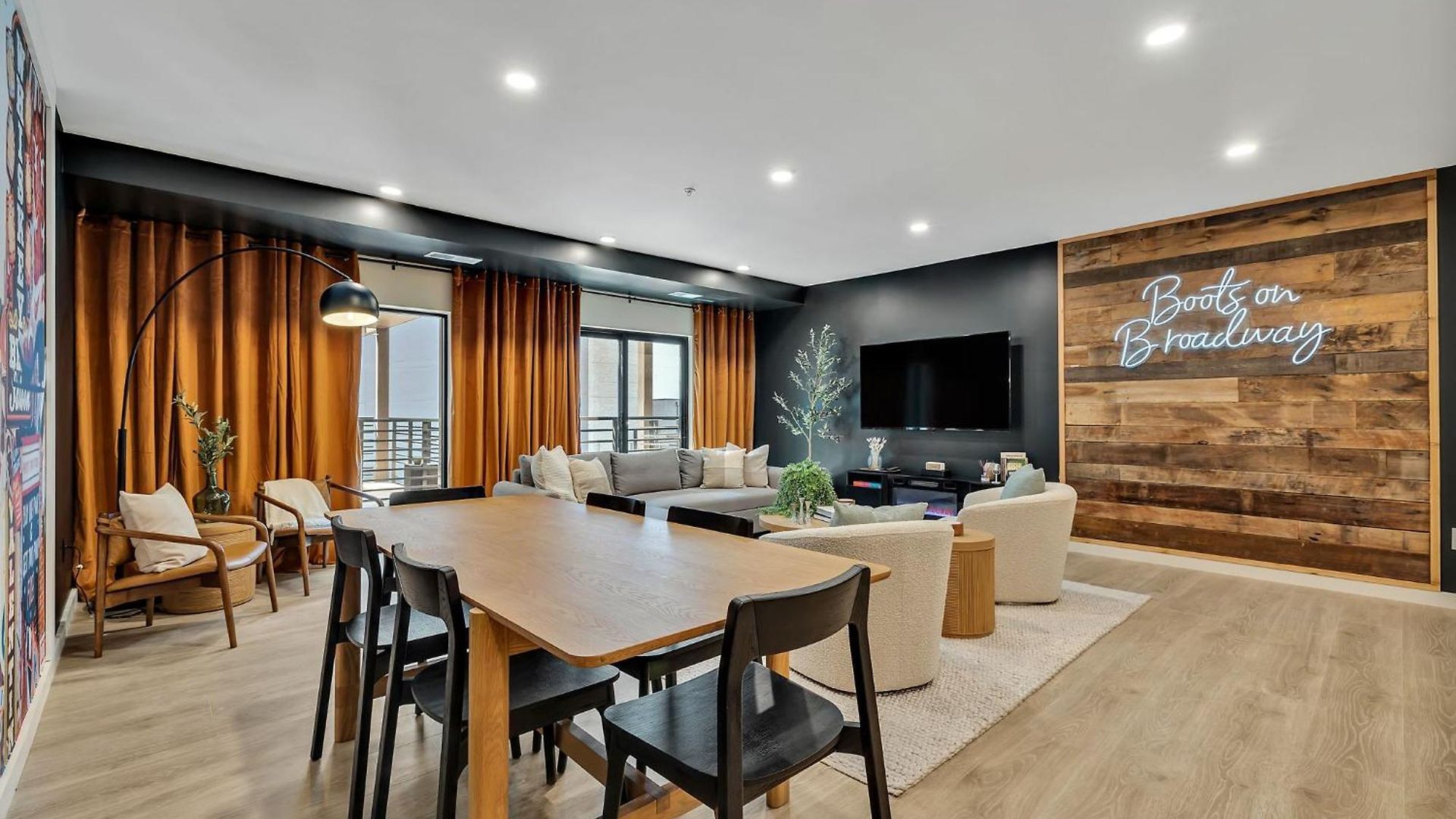 Boots On Broadway In Downtown With Parking, Pool, Gym *