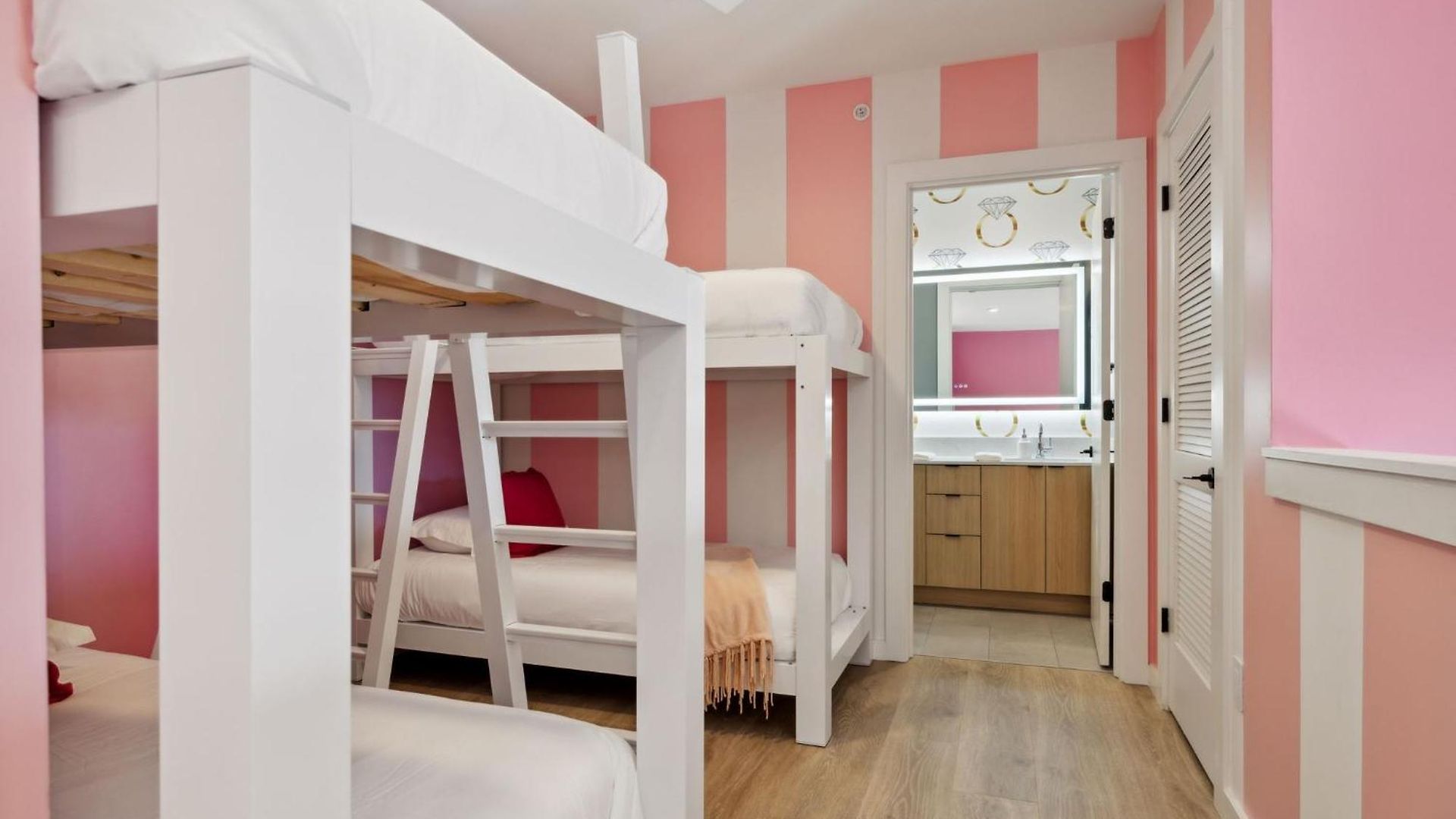 Broadway Girls In Downtown Nash, Great For Groups, Walk To Broadway Apartment