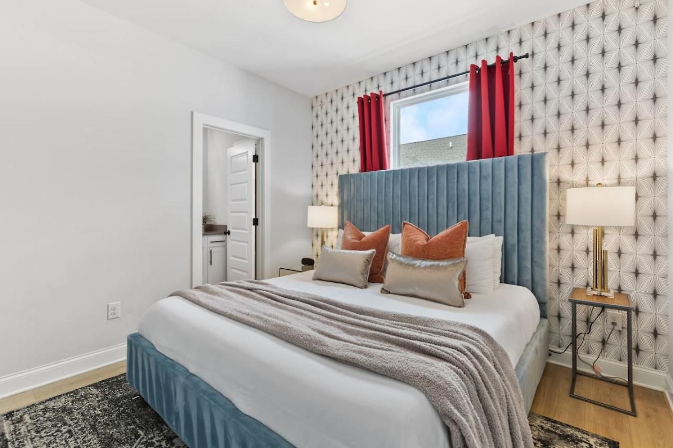 Upscale Townhome 3 Miles To Downtown With 2 Car Garage