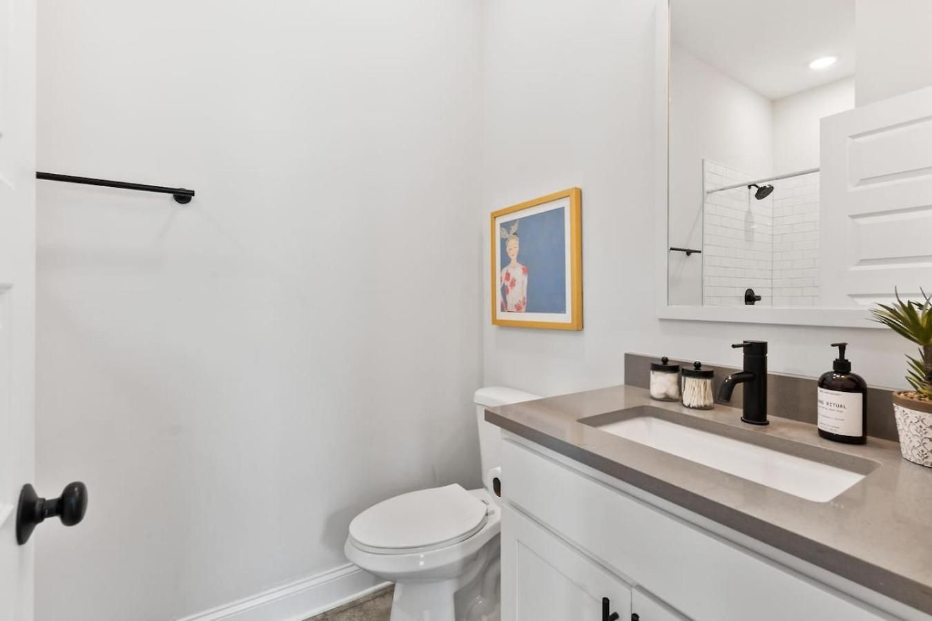 Upscale Townhome 3 Miles To Downtown With 2 Car Garage