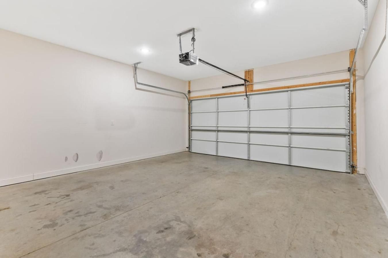 Upscale Townhome 3 Miles To Downtown With 2 Car Garage