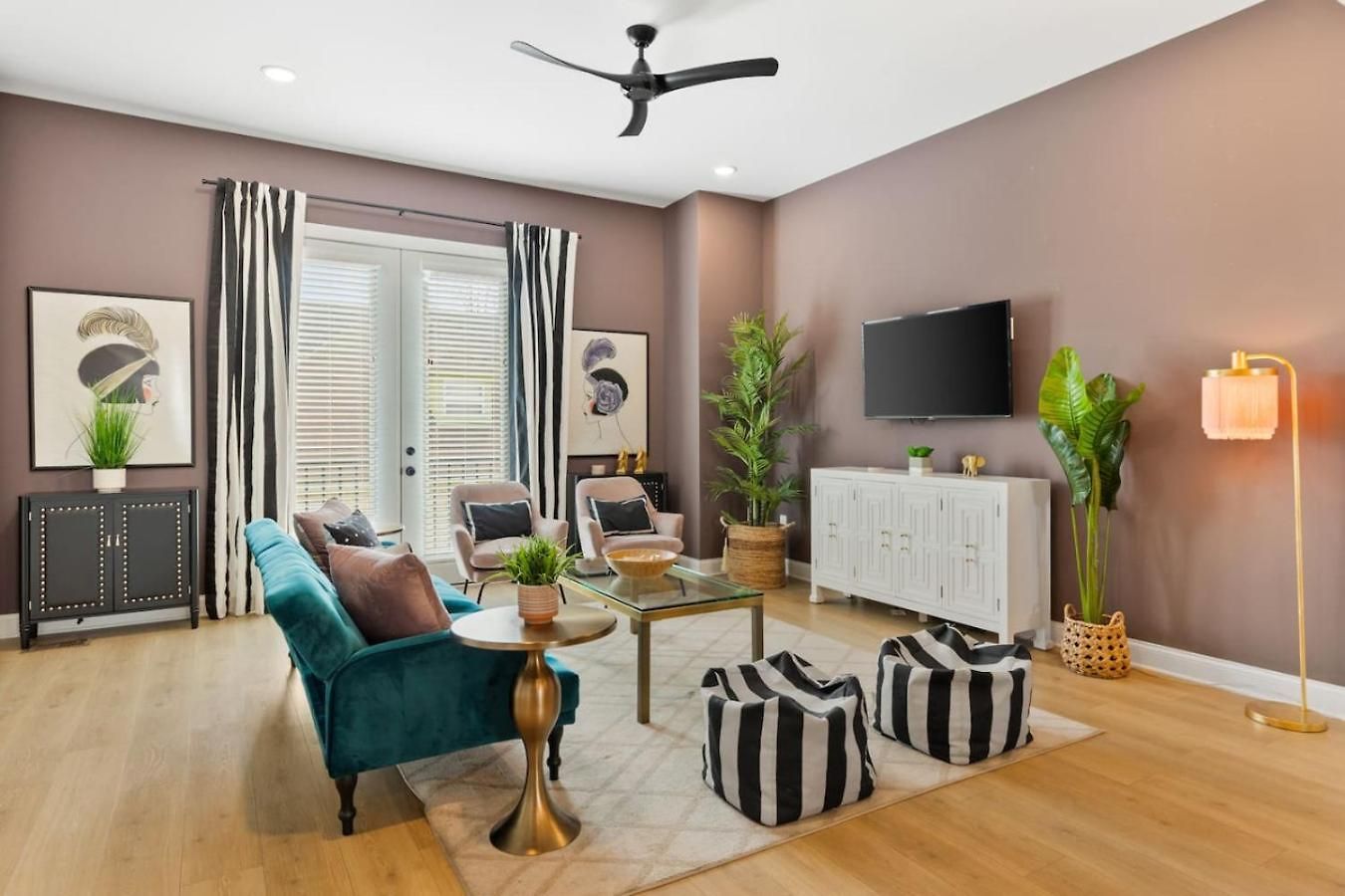 Holiday home Upscale Townhome 3 Miles To Downtown With 2 Car Garage *