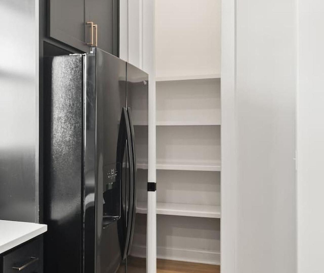 Upscale Townhome 3 Miles To Downtown With 2 Car Garage