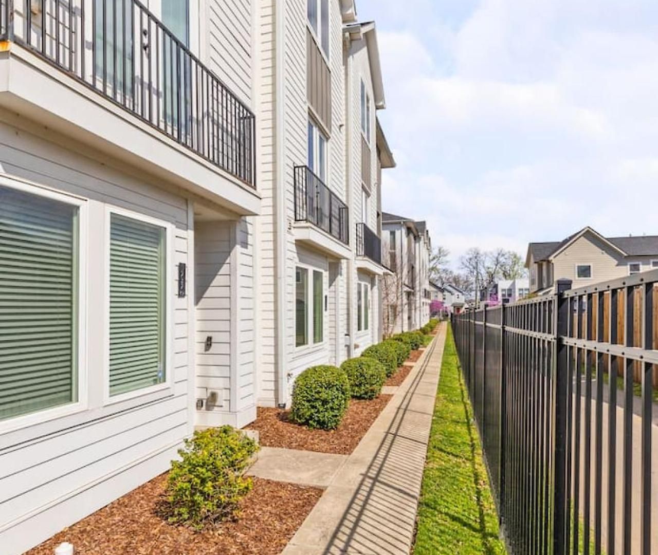 Upscale Townhome 3 Miles To Downtown With 2 Car Garage *