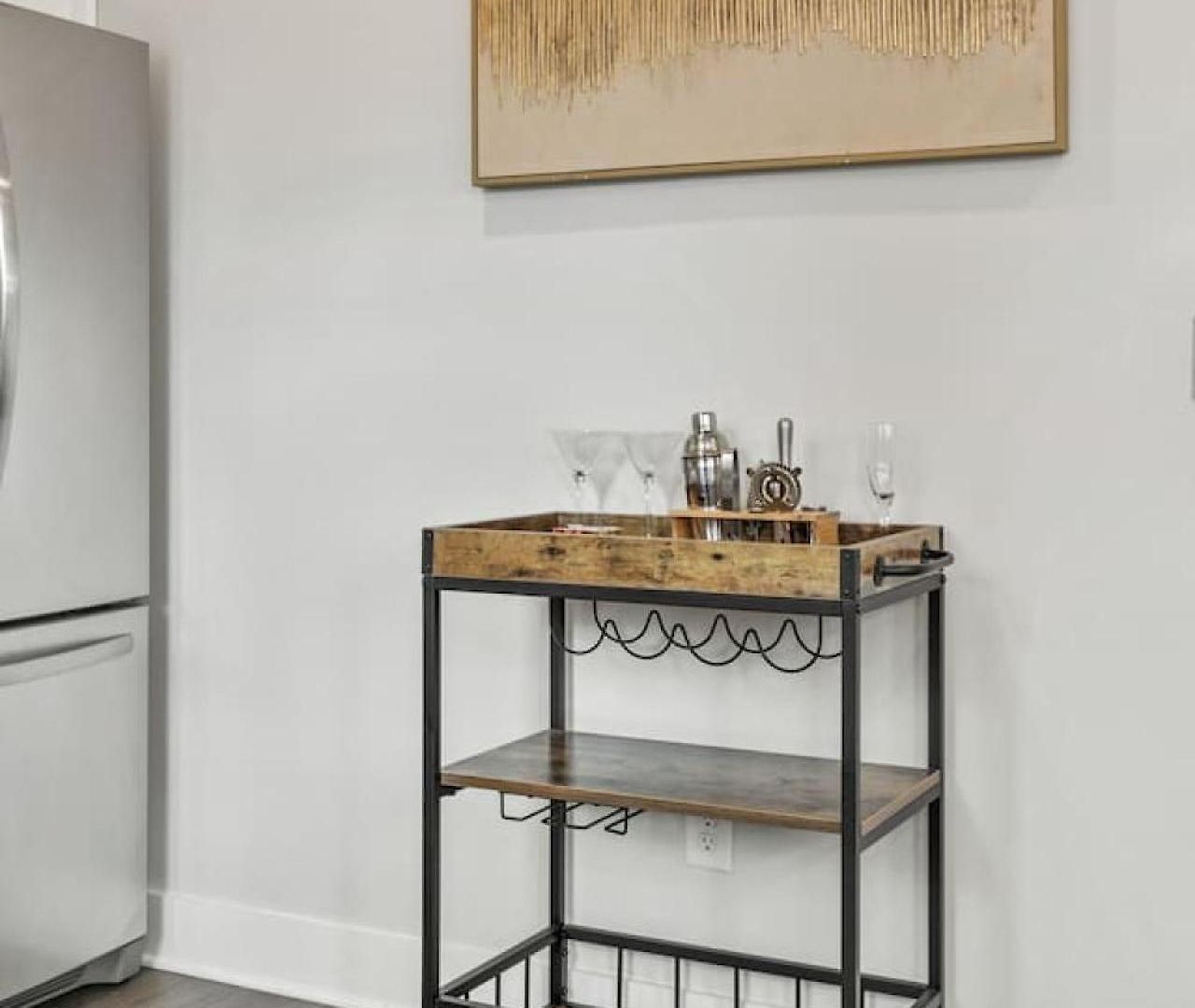 Luxe With Gated Parking Private Balcony And 4 Miles To Downtown Holiday home