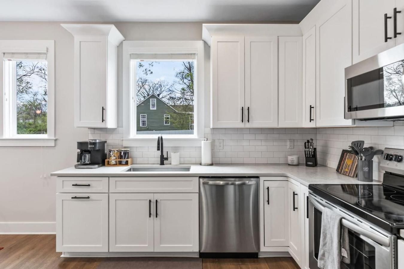 Luxe With Gated Parking Private Balcony And 4 Miles To Downtown Holiday home Nashville