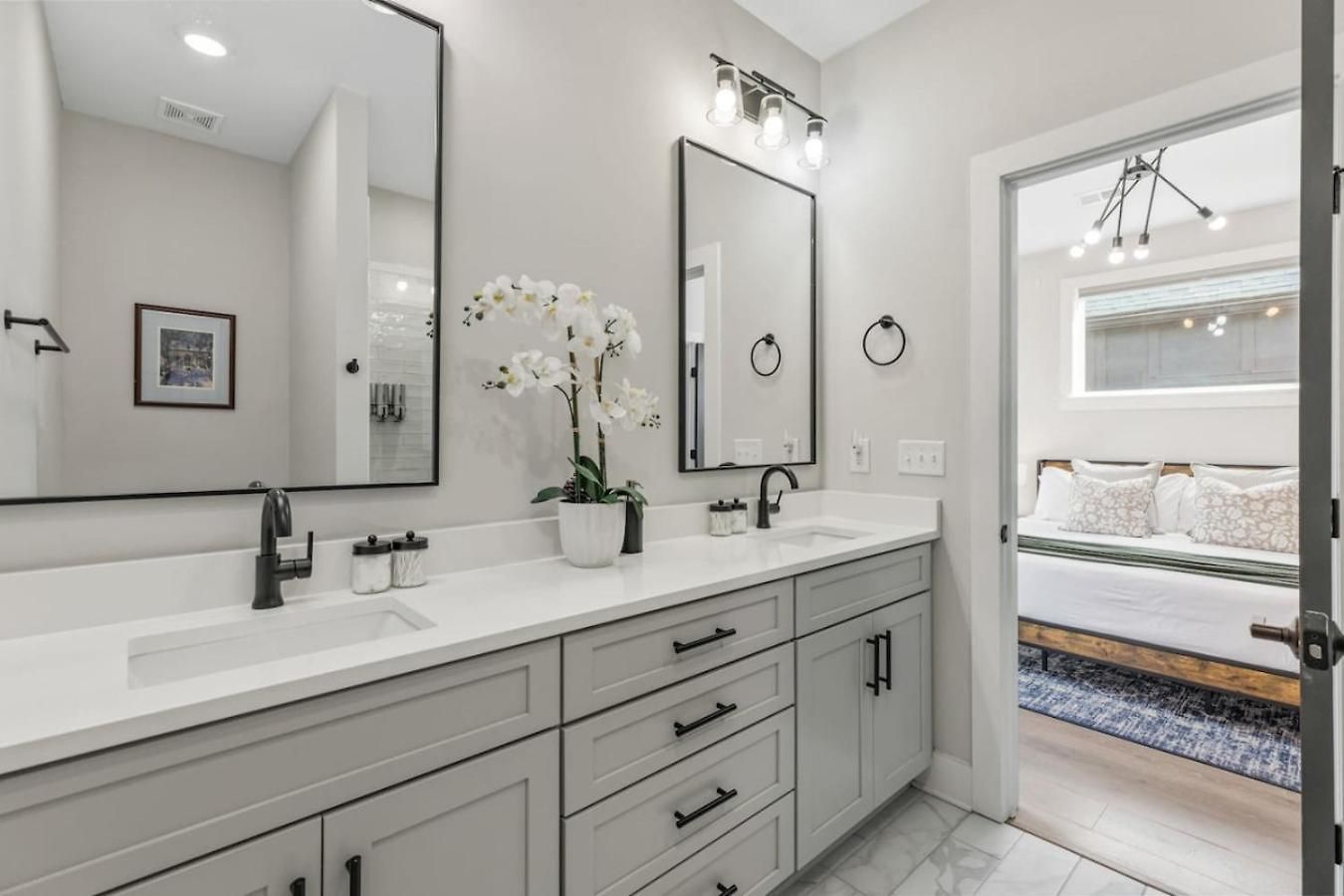 Luxe With Gated Parking Private Balcony And 4 Miles To Downtown Holiday home