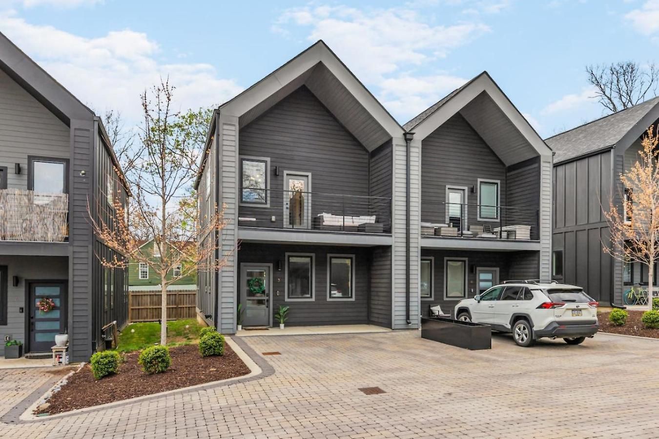 Luxe With Gated Parking Private Balcony And 4 Miles To Downtown Holiday home *