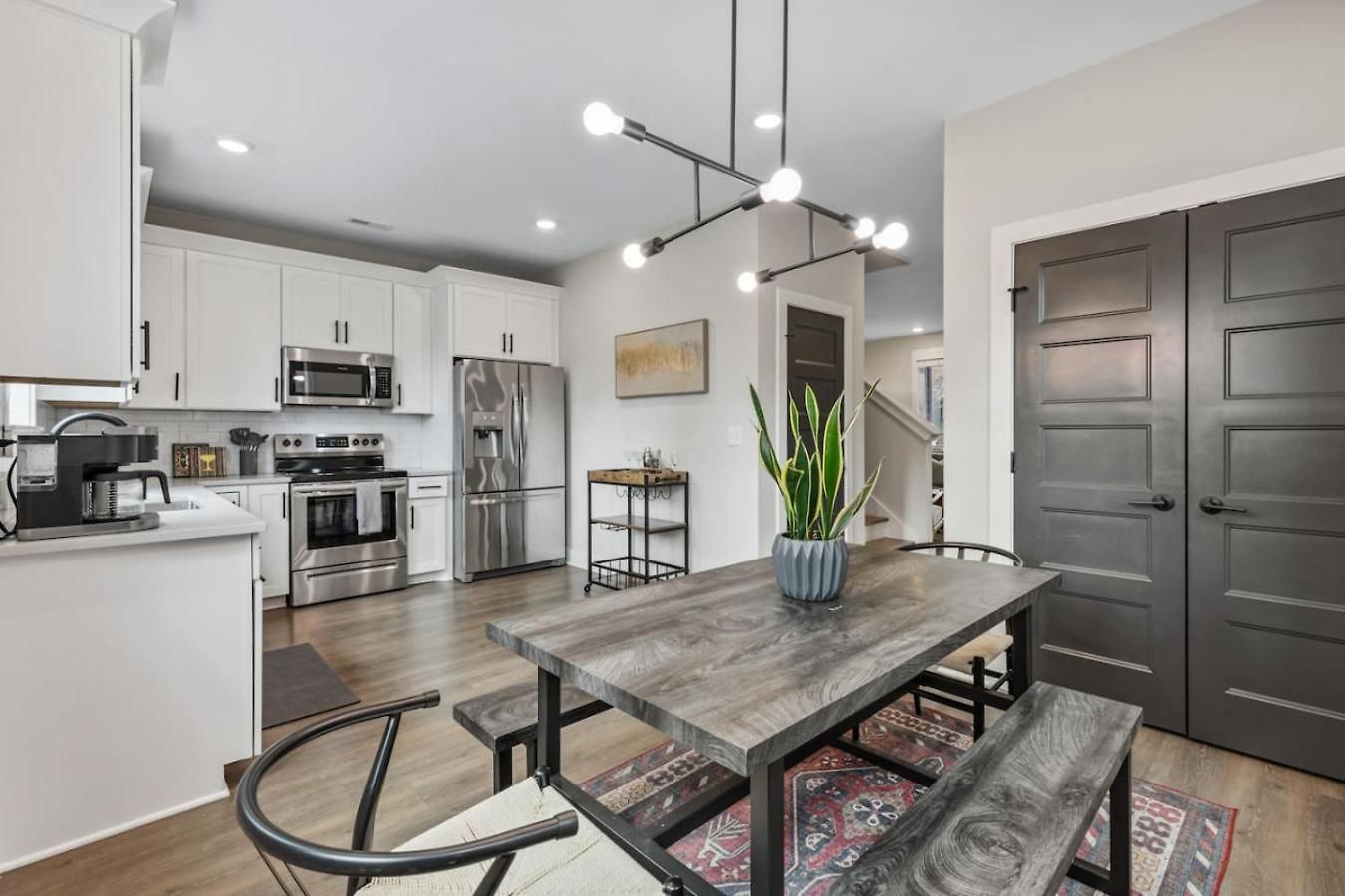 Luxe With Gated Parking Private Balcony And 4 Miles To Downtown Holiday home Nashville