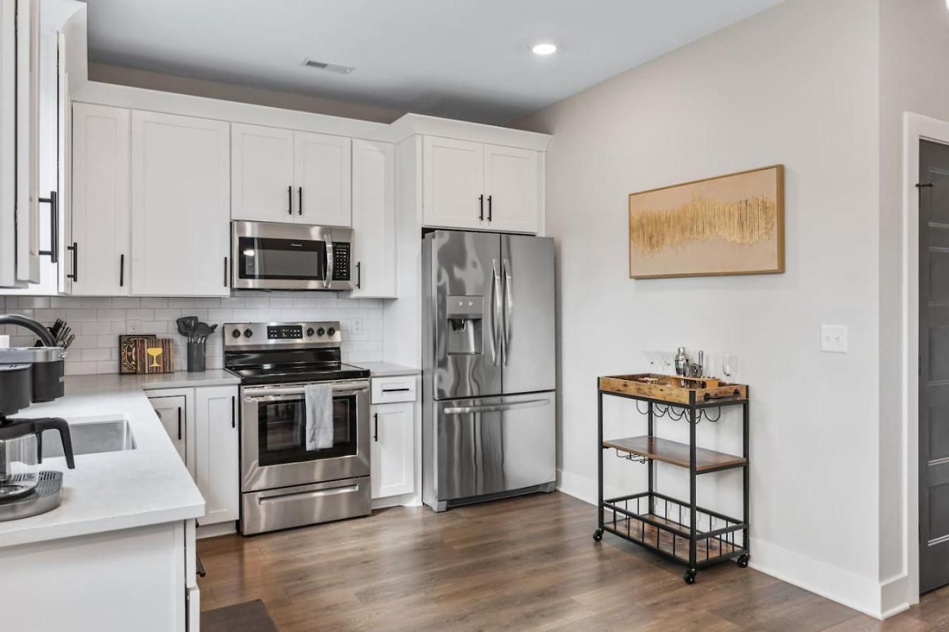 Luxe With Gated Parking Private Balcony And 4 Miles To Downtown Holiday home
