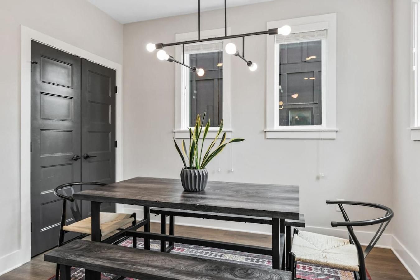 Luxe With Gated Parking Private Balcony And 4 Miles To Downtown Holiday home *