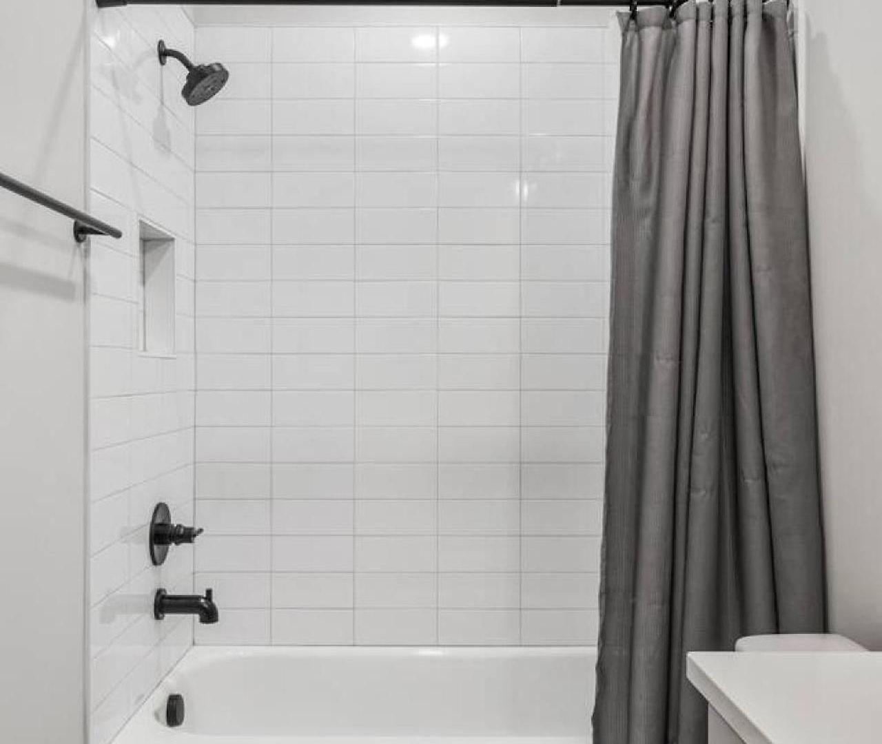 Luxe With Gated Parking Private Balcony And 4 Miles To Downtown *