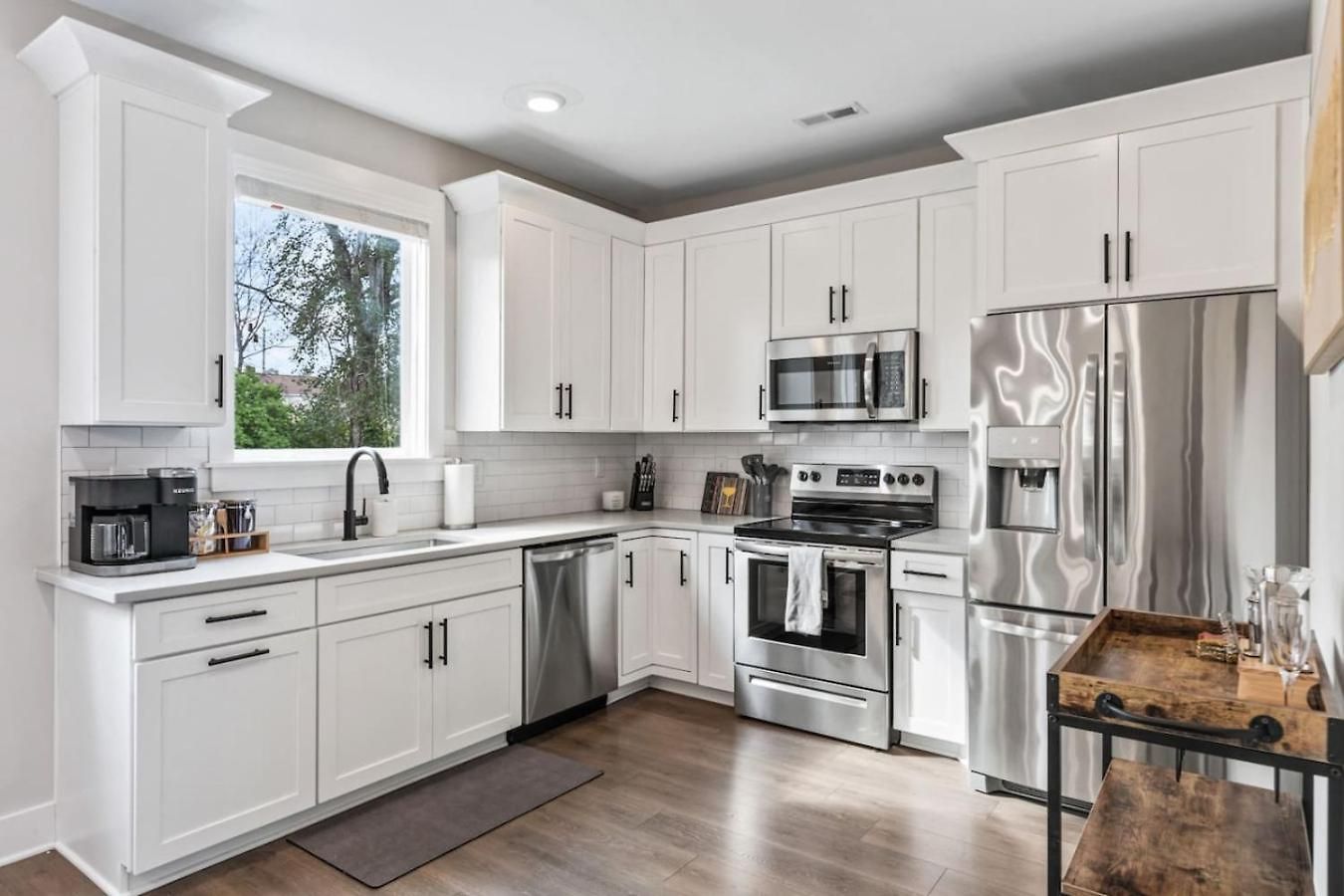 Luxe With Gated Parking Private Balcony And 4 Miles To Downtown Holiday home