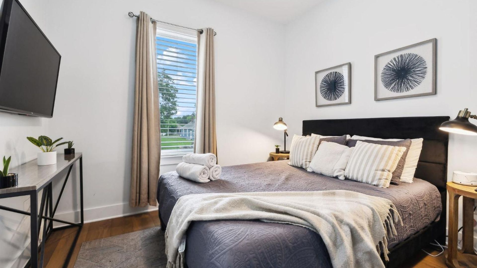 Modern 3-story Townhome W Rooftop & Views *