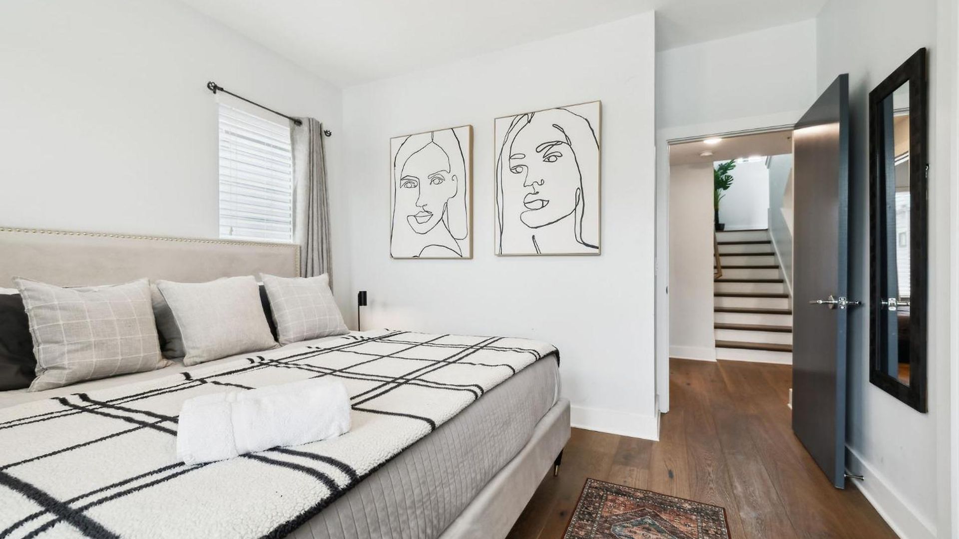 Holiday home Modern 3-story Townhome W Rooftop & Views *