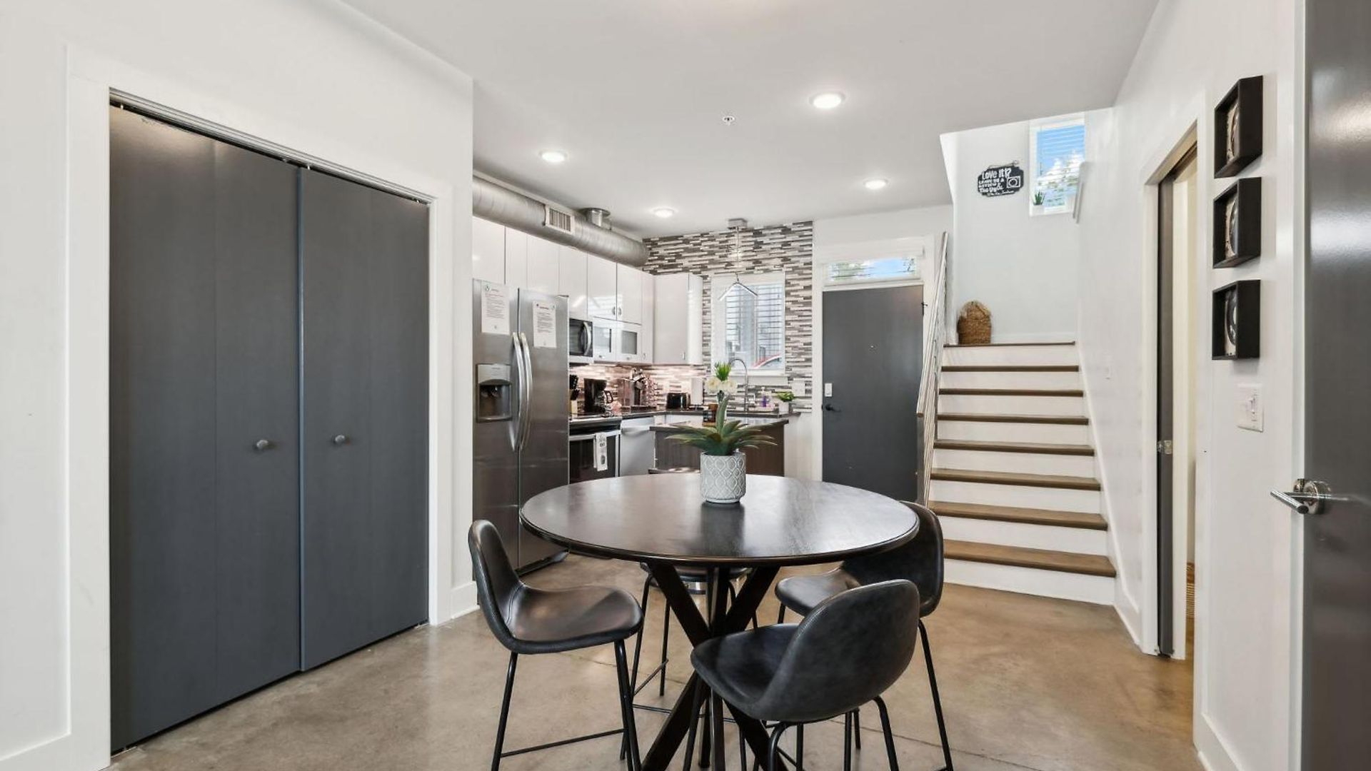 Holiday home Modern 3-story Townhome W Rooftop & Views *