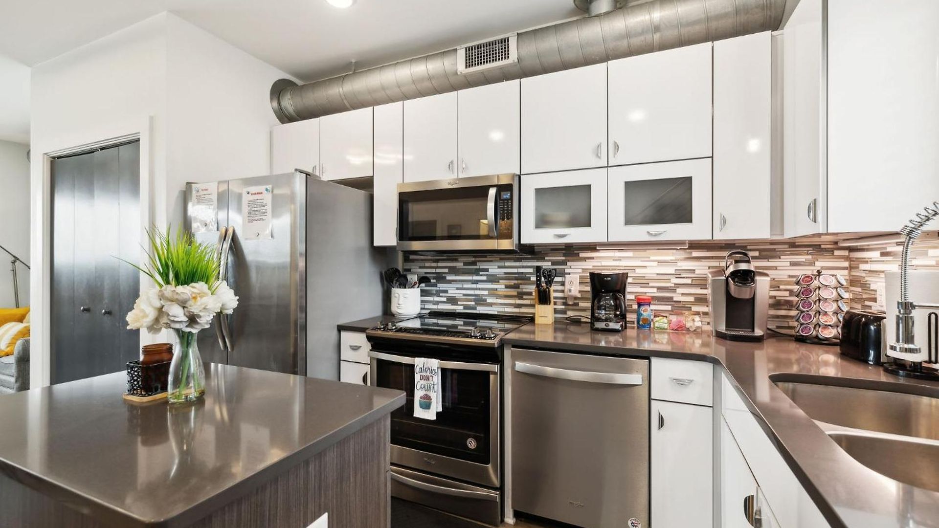Modern 3-story Townhome W Rooftop & Views