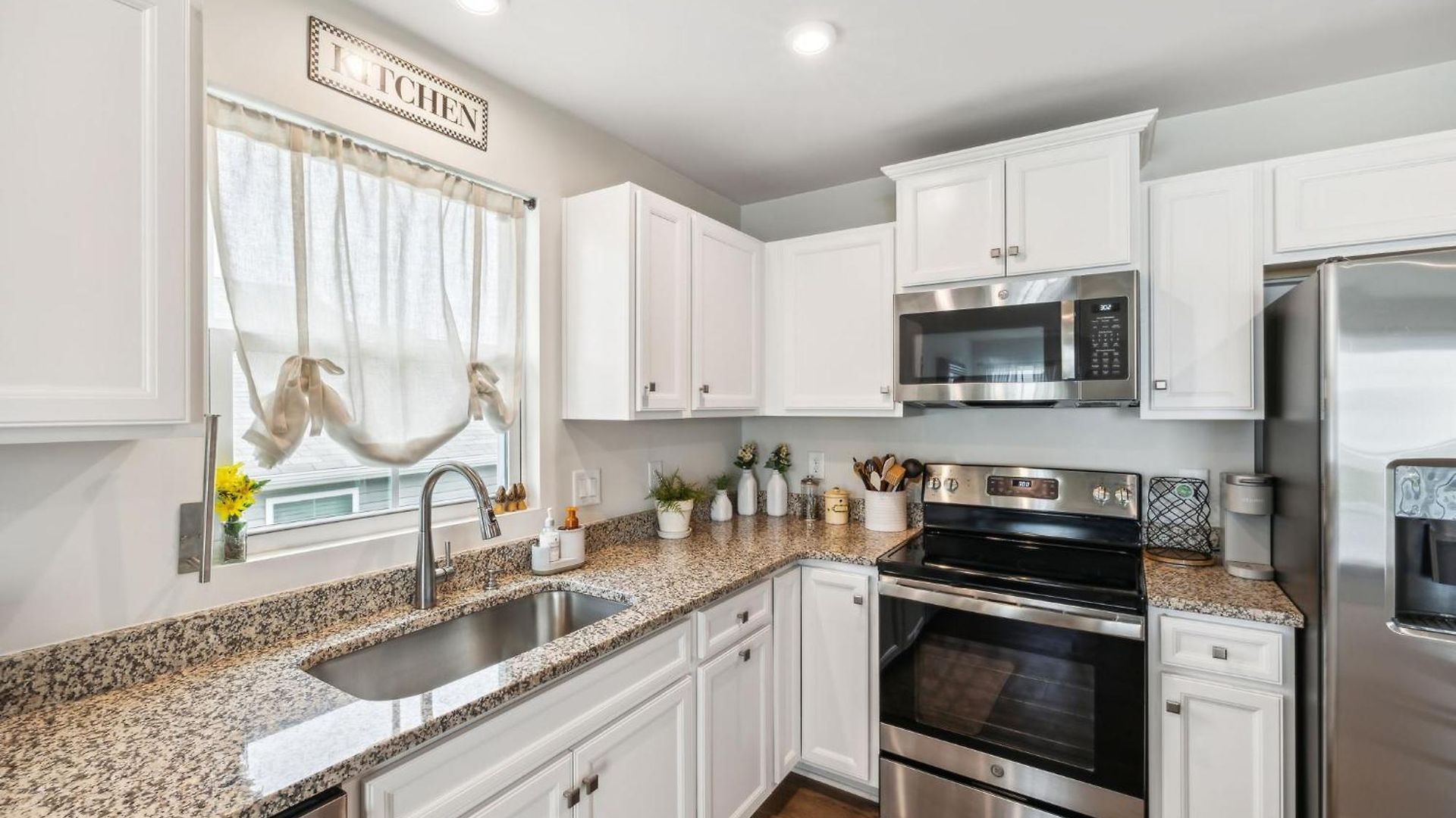 Holiday home Stylish Vibe 2 Bed 2 Bath 30 Or Days By Skyrun *