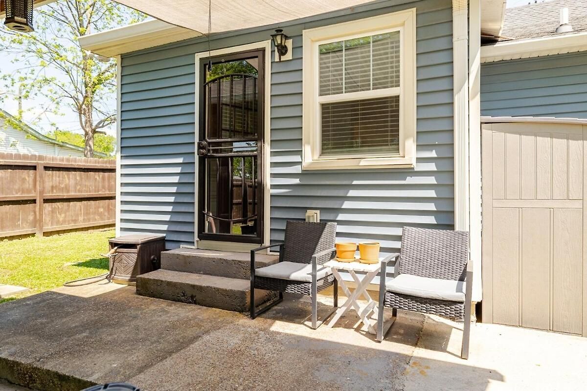 The Little Blue Haus - Two Miles To Broadway * Nashville