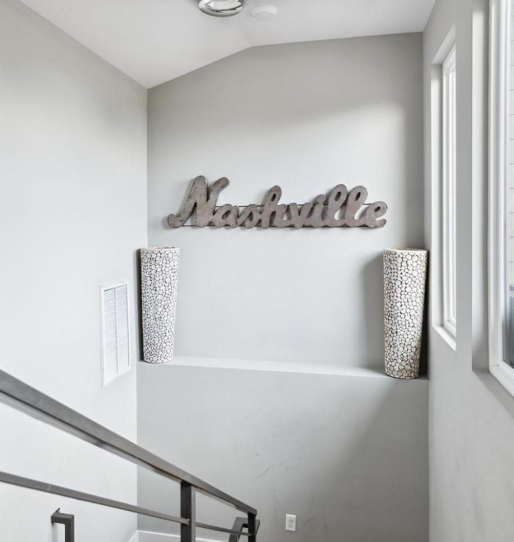 Spacious 3-story Townhome W Rooftop & Views