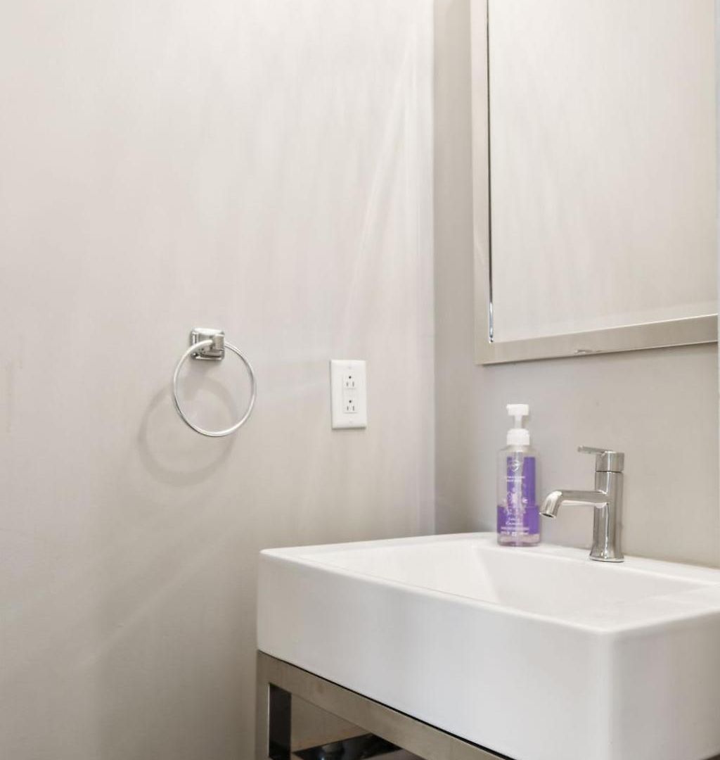 Spacious 3-story Townhome W Rooftop & Views Holiday home
