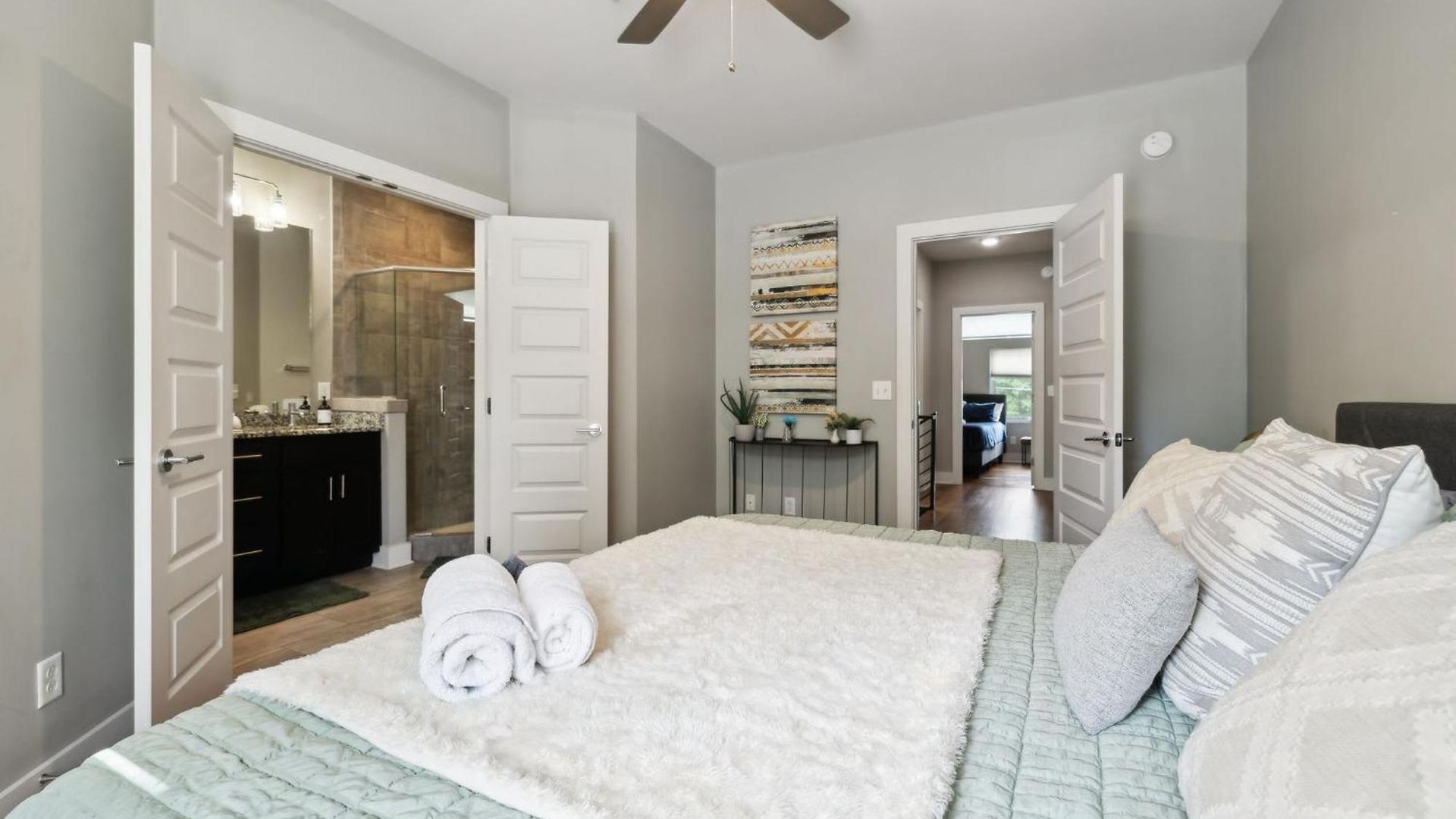 Holiday home Spacious 3-story Townhome W Rooftop & Views *