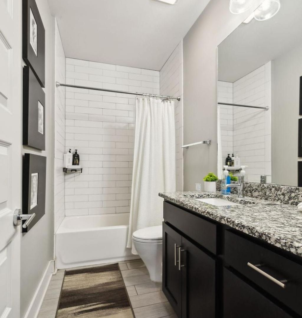 Spacious 3-story Townhome W Rooftop & Views