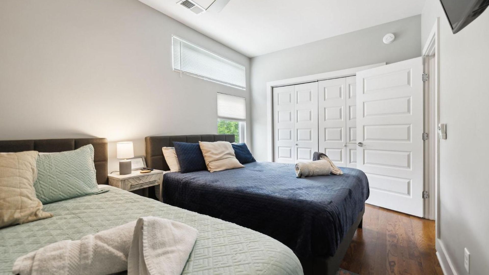 Spacious 3-story Townhome W Rooftop & Views Holiday home