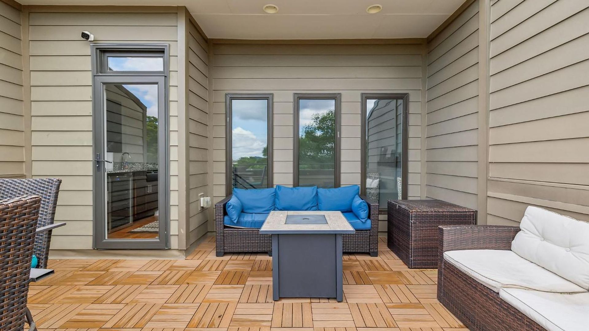 Holiday home Spacious 3-story Townhome W Rooftop & Views *