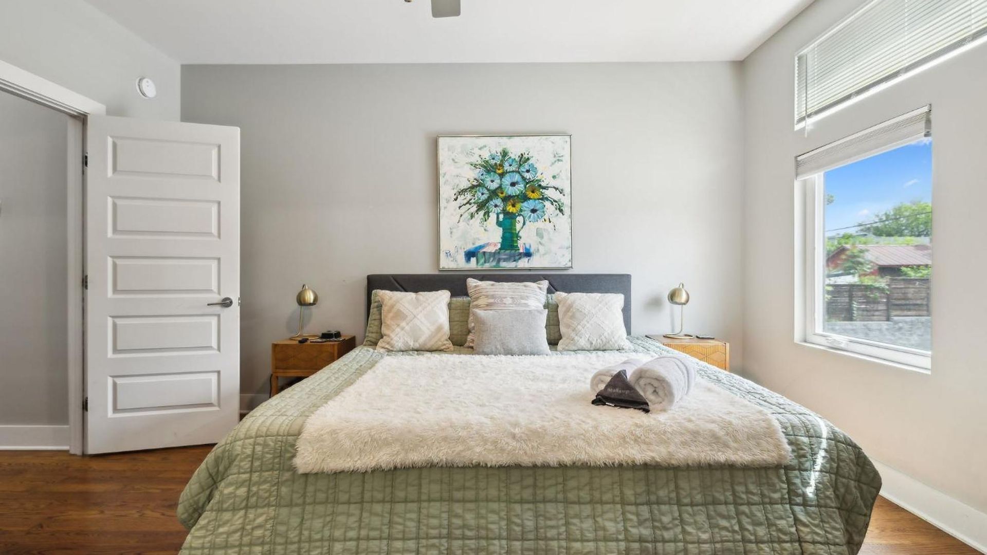 Spacious 3-story Townhome W Rooftop & Views
