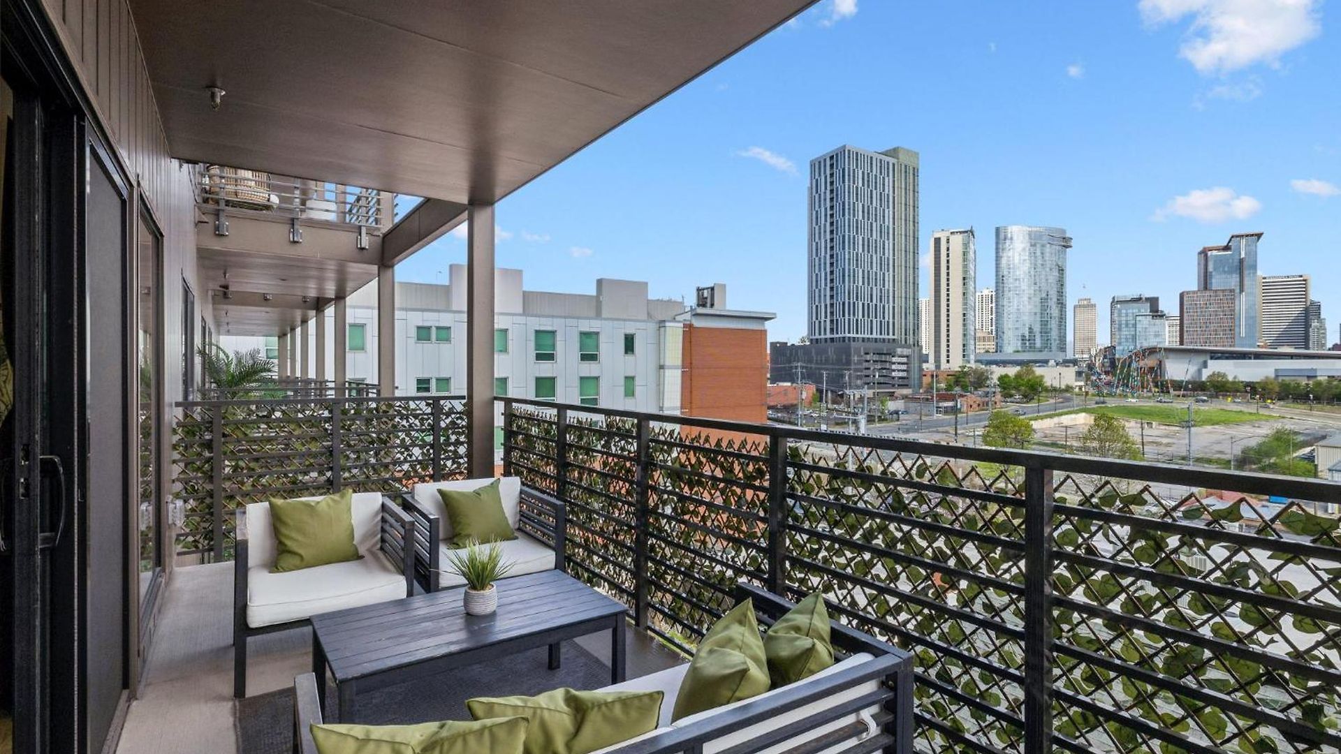 Skyline Nights Downtown Nash W/ Views, Pool, Gym Apartment Nashville