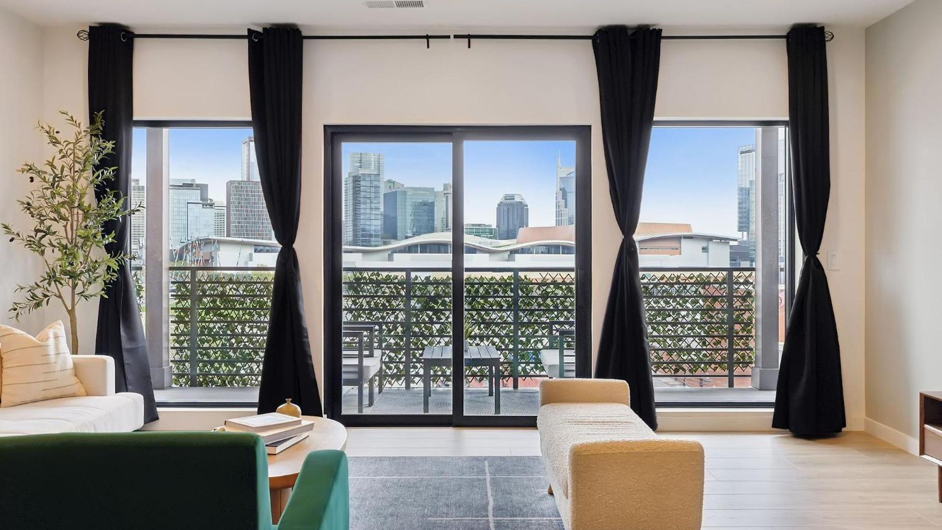 Skyline Nights Downtown Nash W/ Views, Pool, Gym Apartment