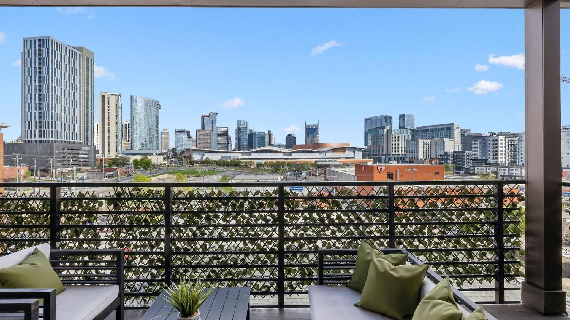 Skyline Nights Downtown Nash W/ Views, Pool, Gym Apartment Nashville