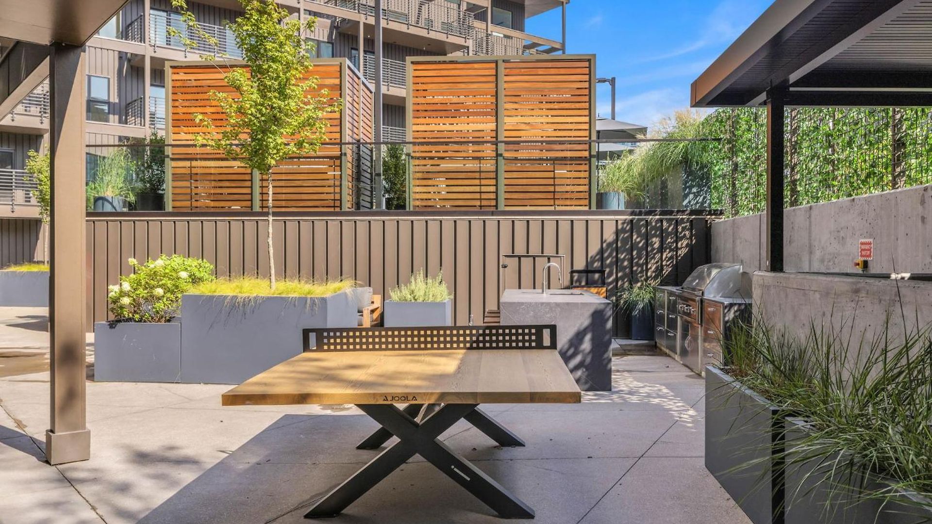 Rhythm & Rooftop Penthouse | Skyline Views | Pool Holiday home