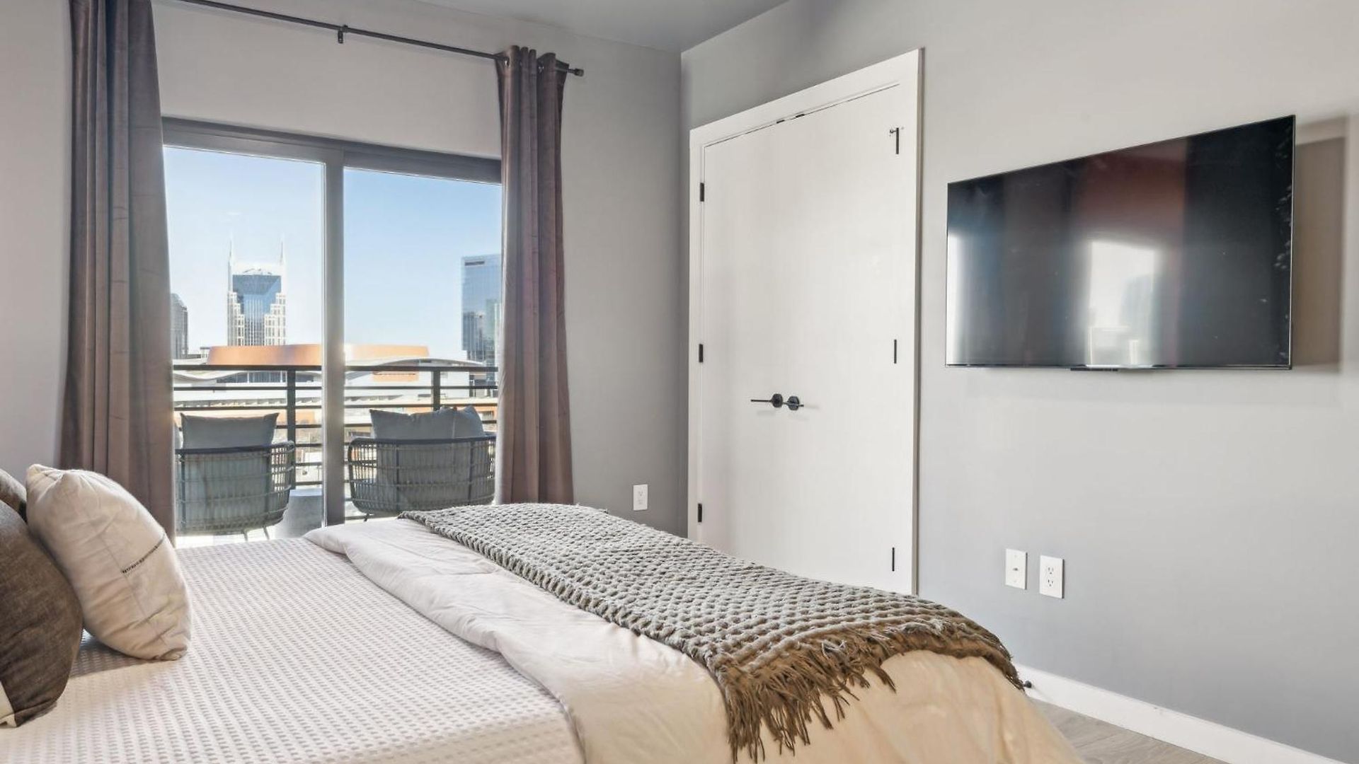 Rhythm & Rooftop Penthouse | Skyline Views | Pool Holiday home *